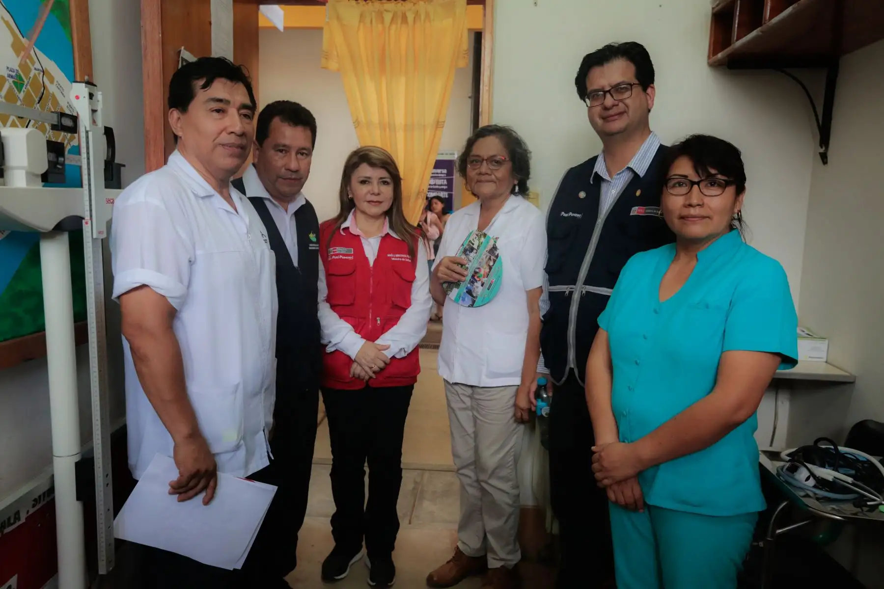 Titulares del Minsa, Elizabeth Hinostroza; Minedu, Flor Pablo y Midis, Ariela Luna Florez supervisan acciones de prevención y control del dengue en Madre de Dios.
Foto: Cortesía Minsa
