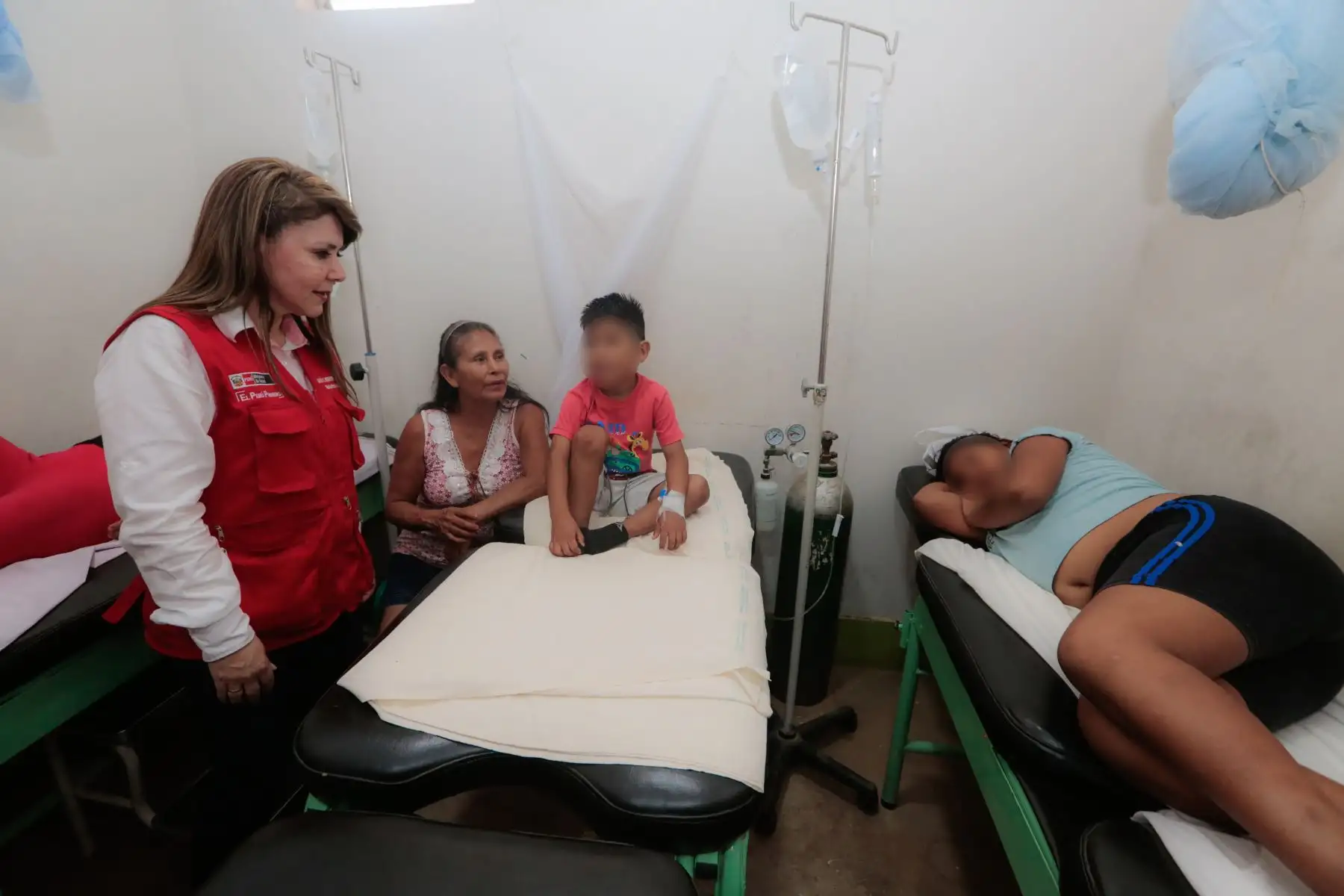 Titulares del Minsa, Elizabeth Hinostroza; Minedu, Flor Pablo y Midis, Ariela Luna Florez supervisan acciones de prevención y control del dengue en Madre de Dios.
Foto: Cortesía Minsa