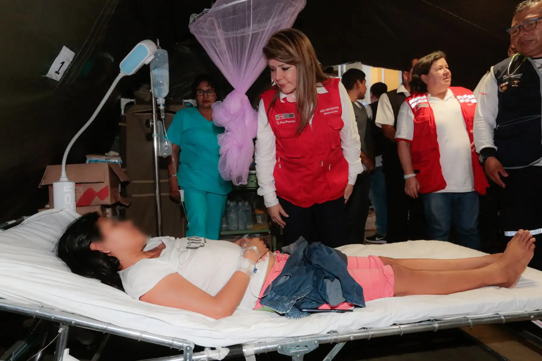 Titulares del Minsa, Elizabeth Hinostroza; Minedu, Flor Pablo y Midis, Ariela Luna Florez supervisan acciones de prevención y control del dengue en Madre de Dios.
Foto: Cortesía Minsa