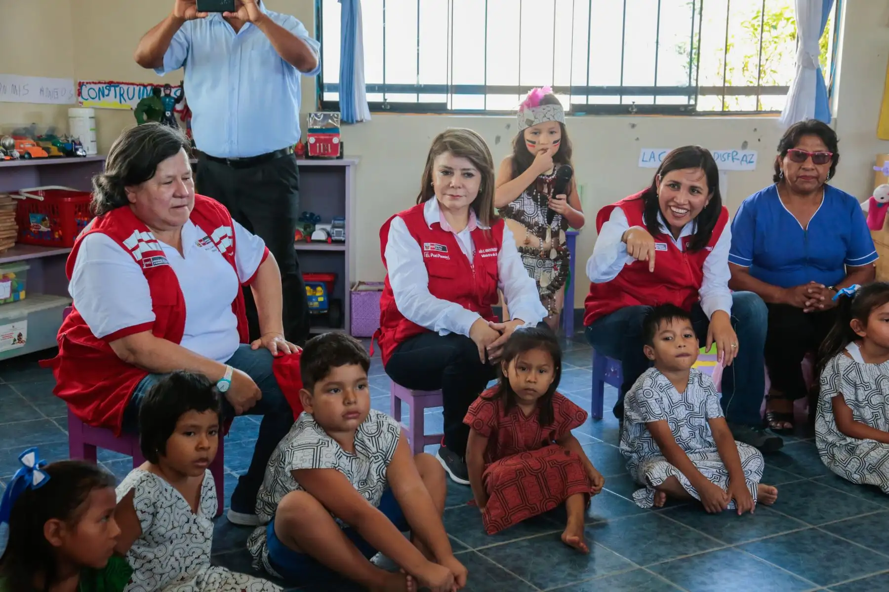 Titulares del Minsa, Elizabeth Hinostroza; Minedu, Flor Pablo y Midis, Ariela Luna Florez supervisan acciones de prevención y control del dengue en Madre de Dios.
Foto: Cortesía Minsa