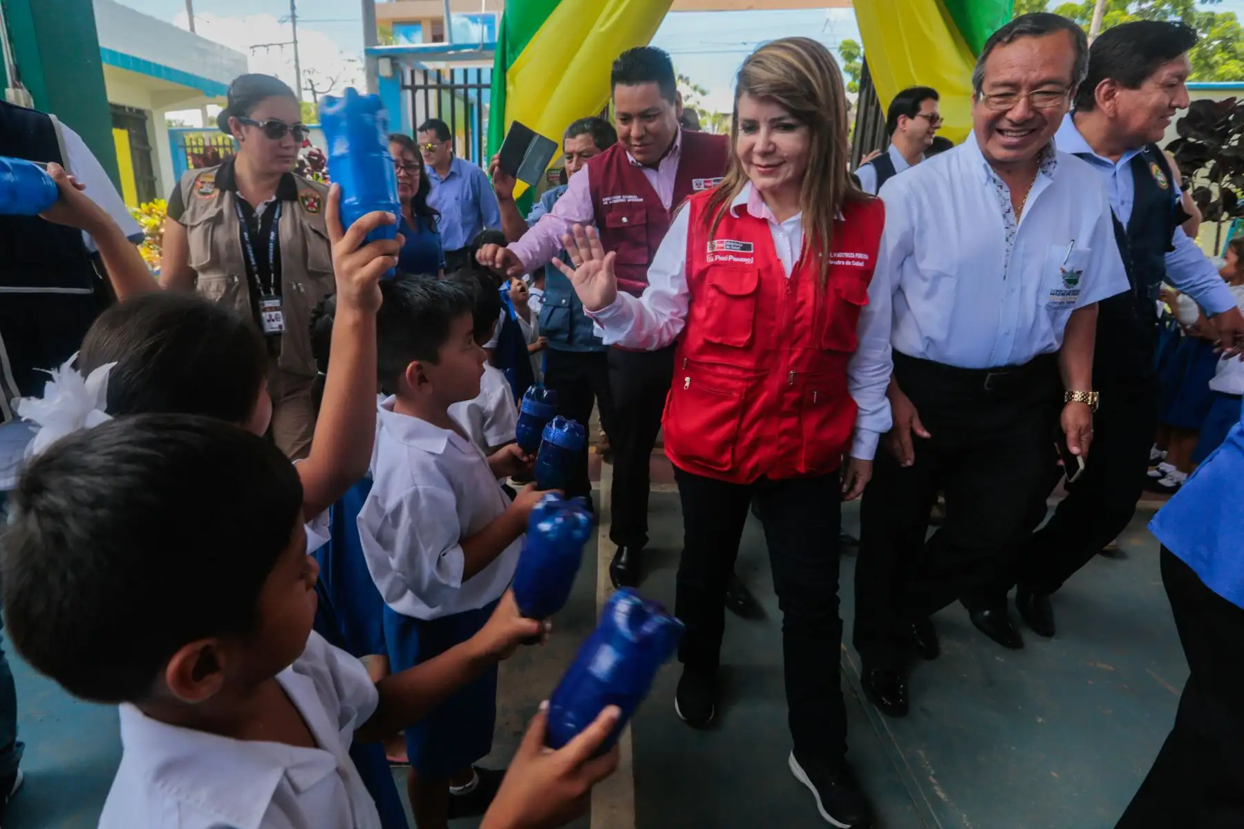 Titulares del Minsa, Elizabeth Hinostroza; Minedu, Flor Pablo y Midis, Ariela Luna Florez supervisan acciones de prevención y control del dengue en Madre de Dios.
Foto: Cortesía Minsa