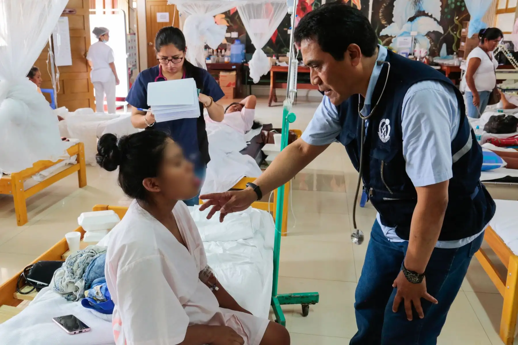 Titulares del Minsa, Elizabeth Hinostroza; Minedu, Flor Pablo y Midis, Ariela Luna Florez supervisan acciones de prevención y control del dengue en Madre de Dios.
Foto: Cortesía Minsa
