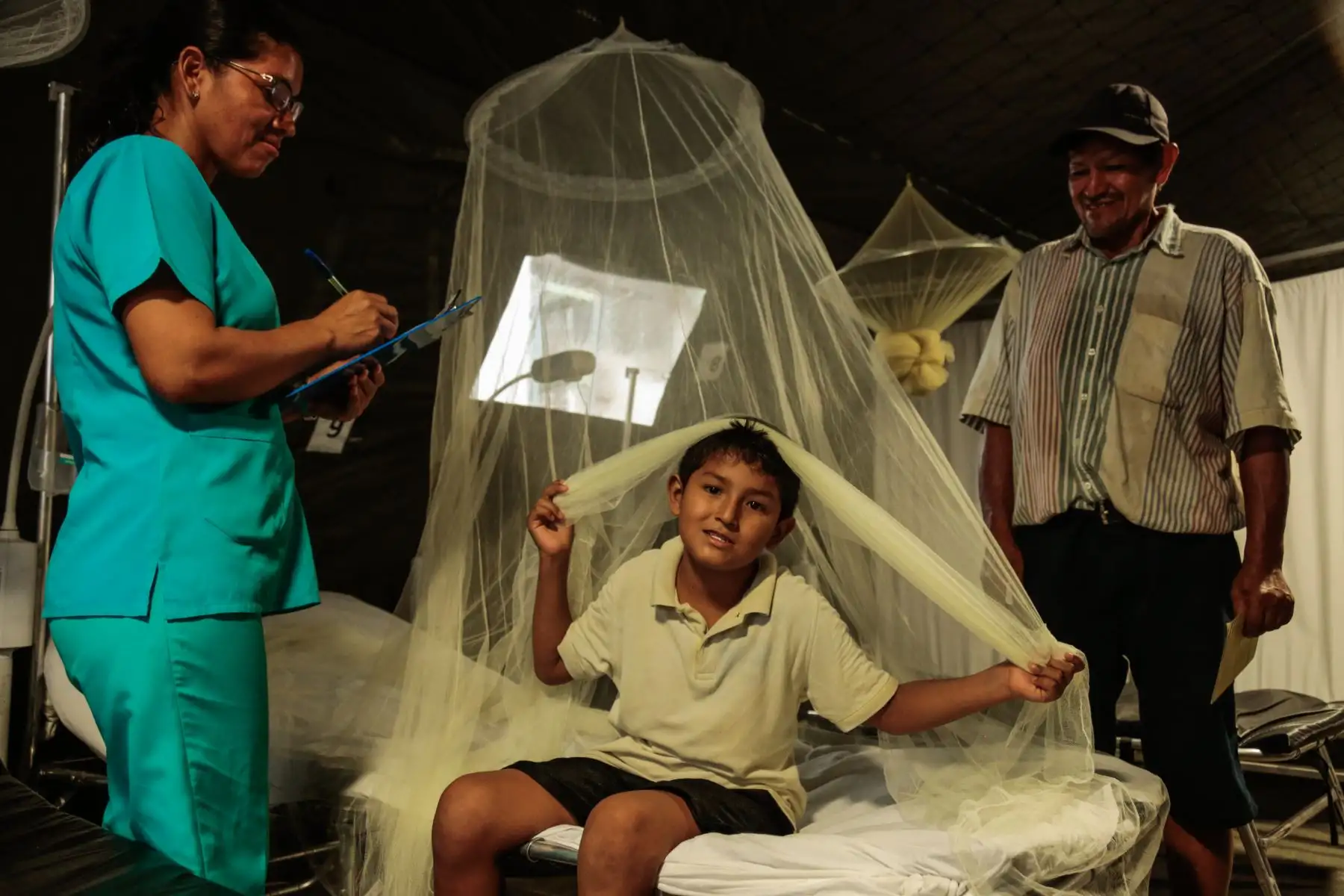 Titulares del Minsa, Elizabeth Hinostroza; Minedu, Flor Pablo y Midis, Ariela Luna Florez supervisan acciones de prevención y control del dengue en Madre de Dios.
Foto: Cortesía Minsa