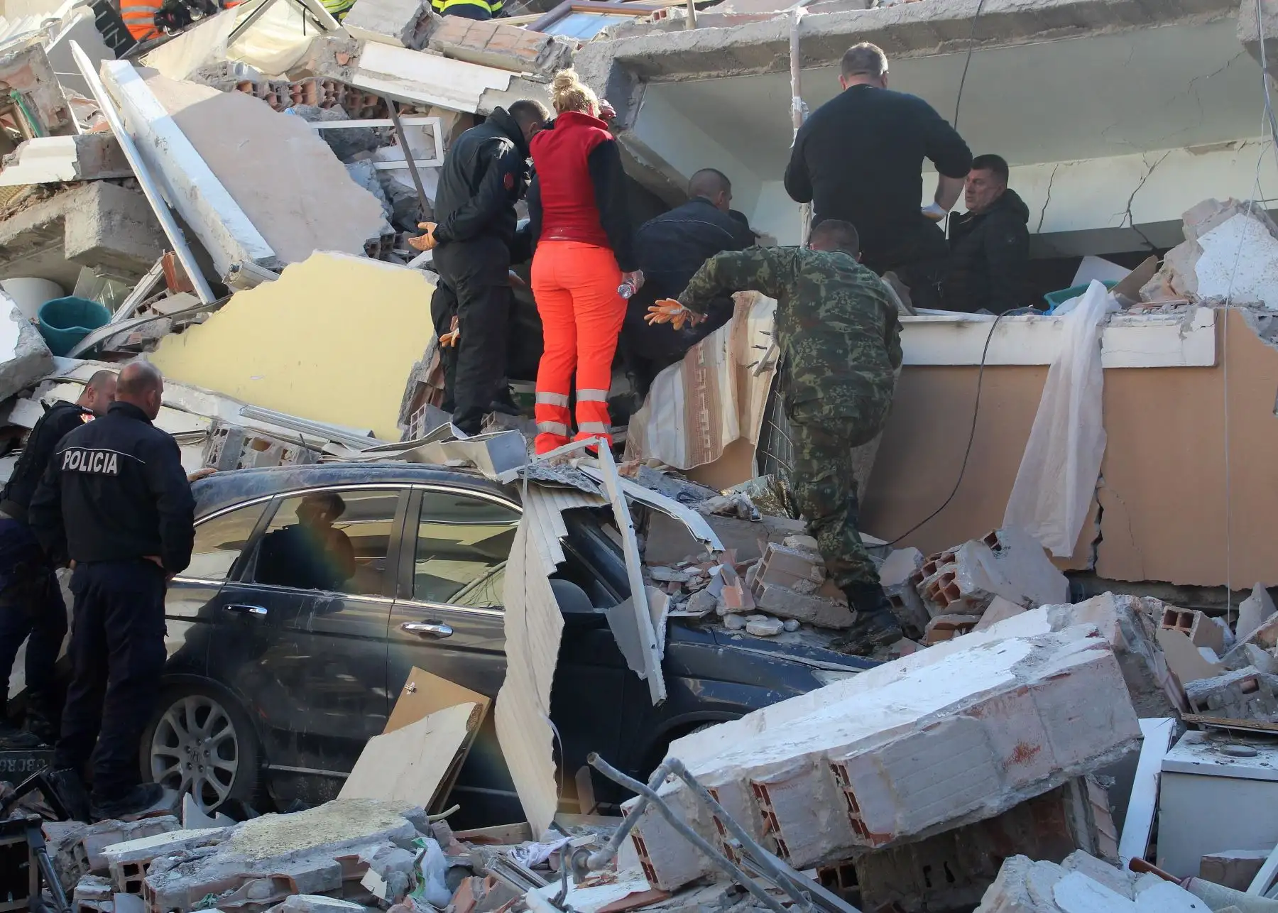 Equipos de rescate buscan sobrevivientes entre los escombros de un edificio después de que un terremoto de magnitud 6,4 azotara Durres, Albania. Foto: AFP