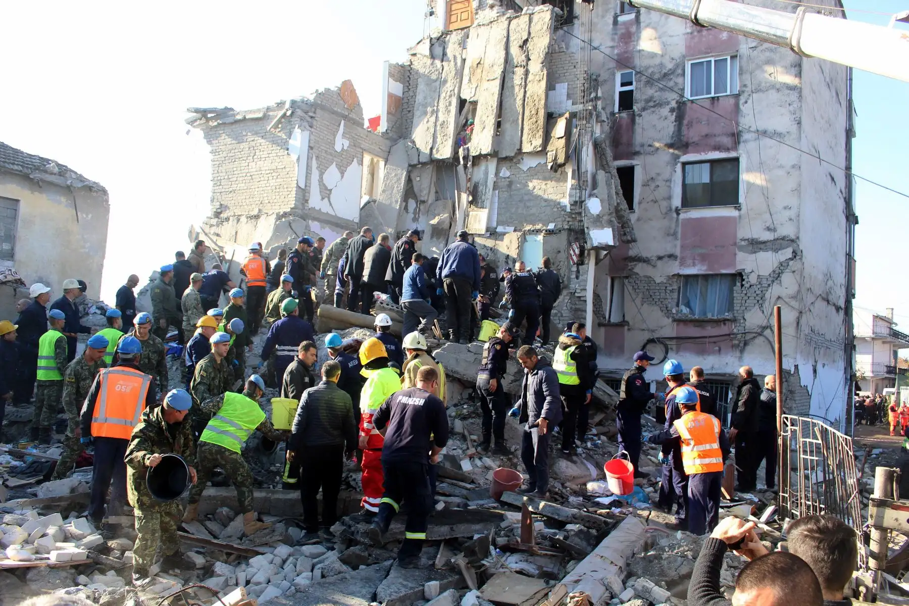 Equipos de rescate buscan sobrevivientes entre los escombros de un edificio después de que un terremoto de magnitud 6,4 azotara Durres, Albania. Foto: AFP