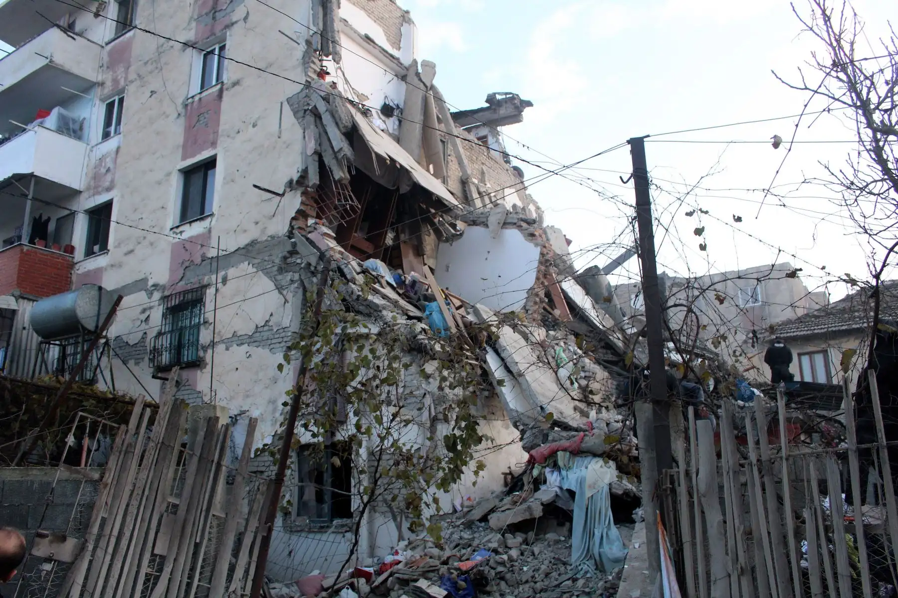 Equipos de rescate buscan sobrevivientes entre los escombros de un edificio después de que un terremoto de magnitud 6,4 azotara Durres, Albania. Foto: AFP