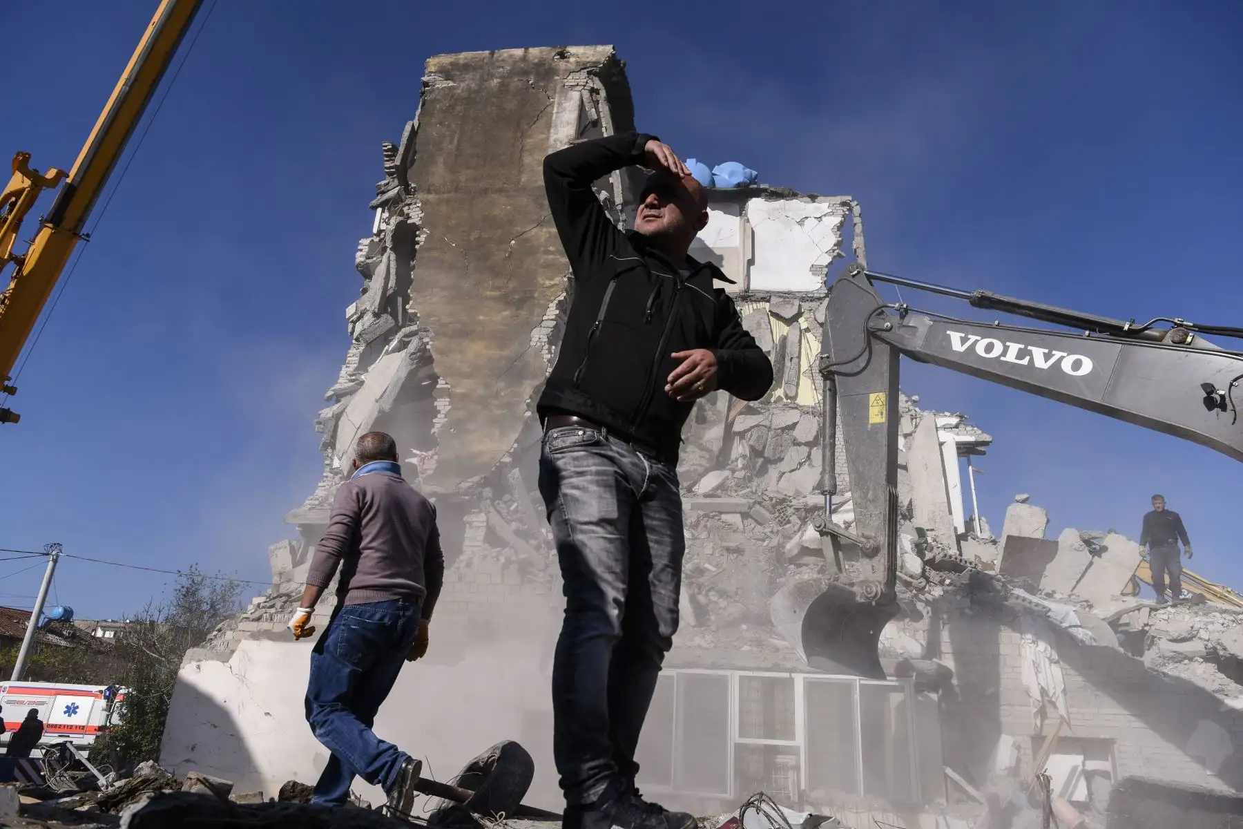 Equipos de rescate buscan sobrevivientes entre los escombros de un edificio después de que un terremoto de magnitud 6,4 azotara Durres, Albania. Foto: AFP