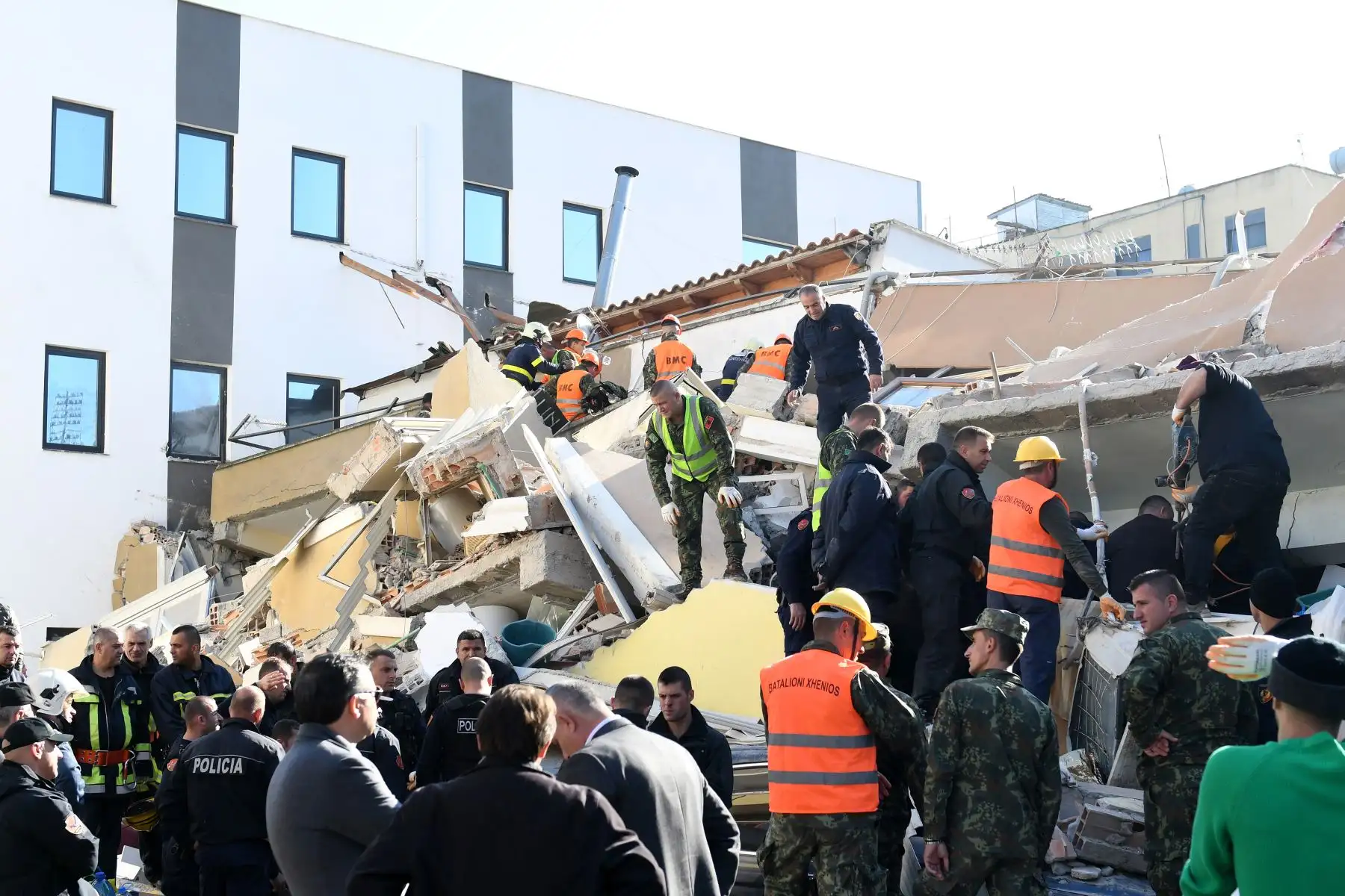 Equipos de rescate buscan sobrevivientes entre los escombros de un edificio después de que un terremoto de magnitud 6,4 azotara Durres, Albania. Foto: AFP