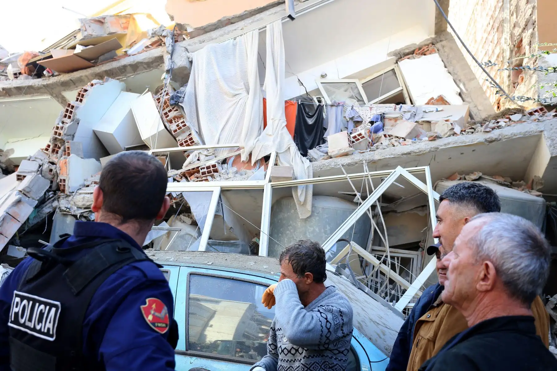 Equipos de rescate buscan sobrevivientes entre los escombros de un edificio después de que un terremoto de magnitud 6,4 azotara Durres, Albania. Foto: AFP