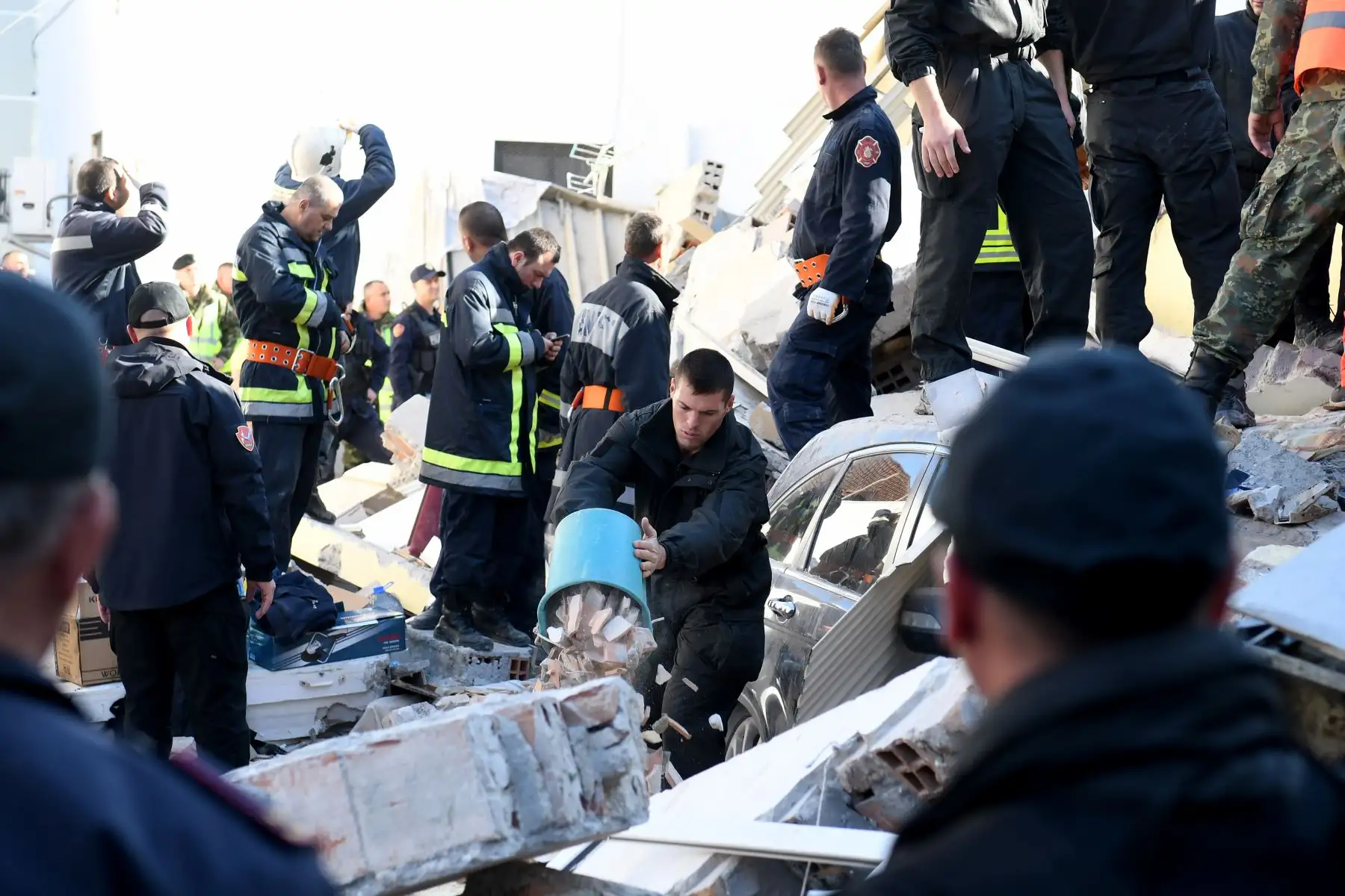 Equipos de rescate buscan sobrevivientes entre los escombros de un edificio después de que un terremoto de magnitud 6,4 azotara Durres, Albania. Foto: AFP