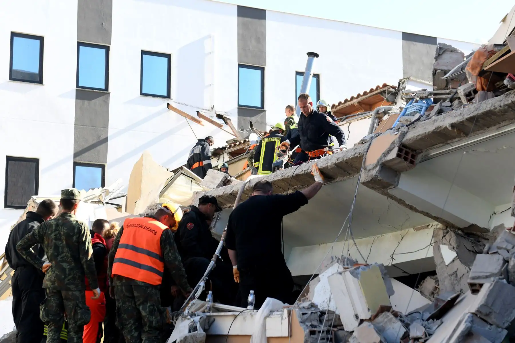Equipos de rescate buscan sobrevivientes entre los escombros de un edificio después de que un terremoto de magnitud 6,4 azotara Durres, Albania. Foto: AFP
