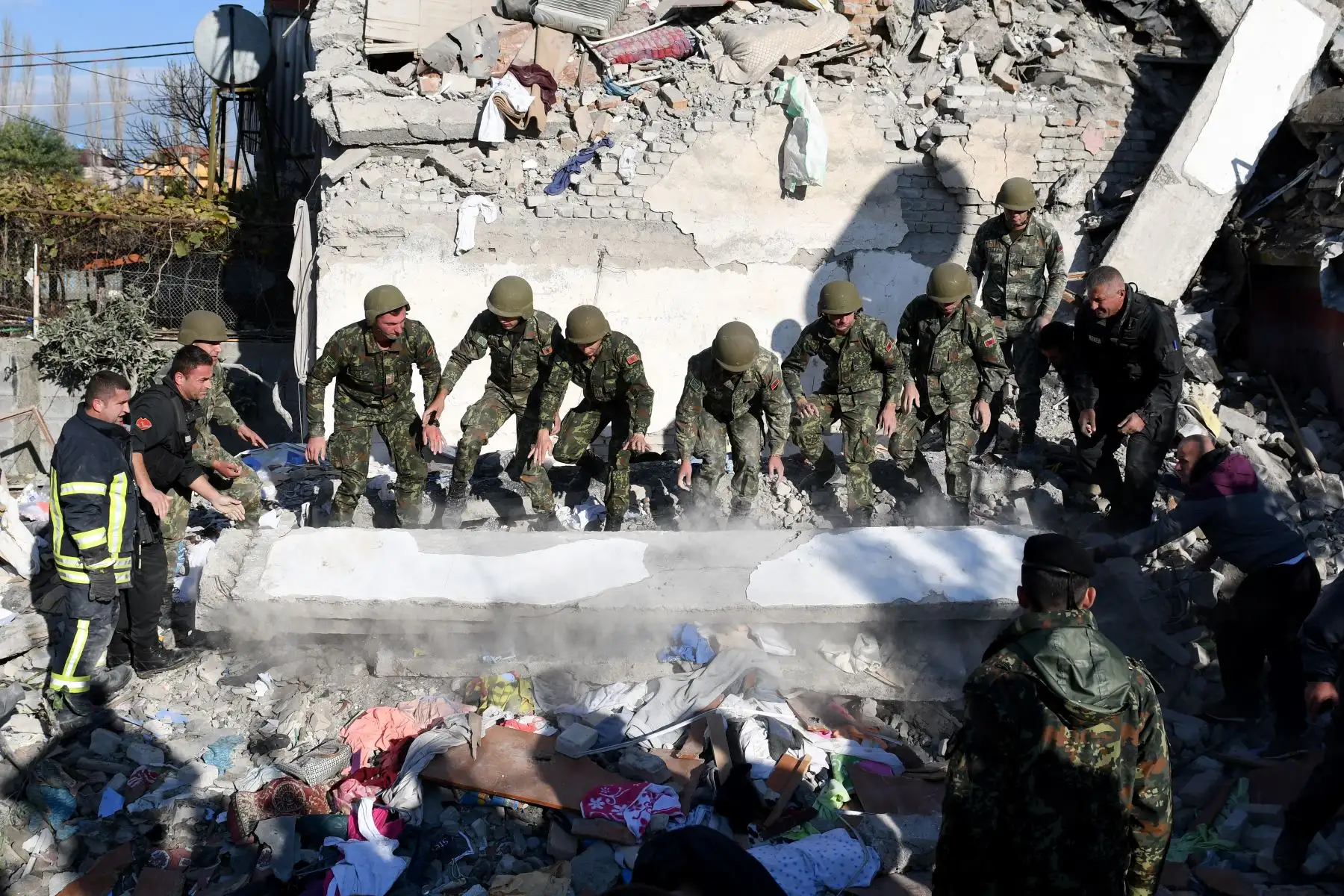 Trabajadores de emergencia limpian escombros en un edificio dañado en Thumane, 34 kilómetros al noroeste de la capital, Tirana en Albania. Foto: AFP