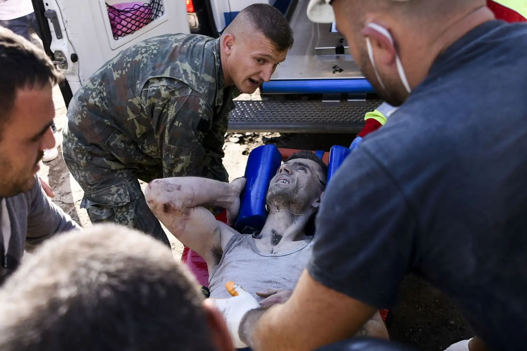 Soldados y rescatistas llevan a un hombre herido encontrado en los escombros de un edificio derrumbado en Thumane, al noroeste de la capital, Tirana, después de un terremoto en Albania. Foto: AFP