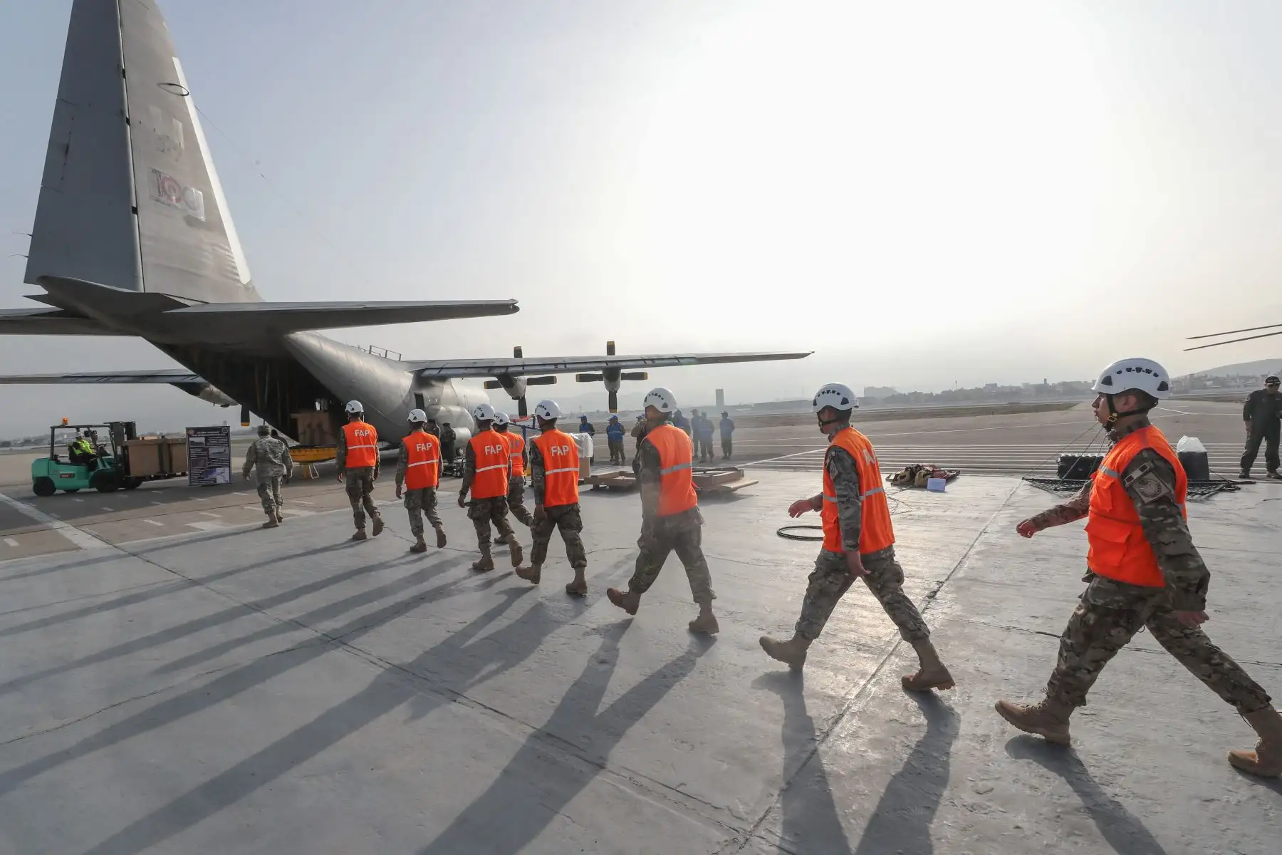 El ministro de Defensa, Walter Martos Ruíz, presenta los nuevos equipos de la Fuerza Aérea del Perú para combatir incendios forestales y para el rescate de personas. Foto: ANDINA/MINDEF