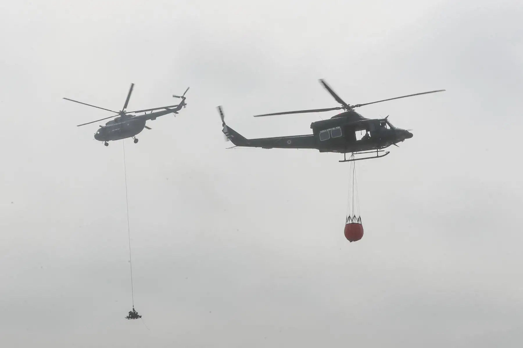 El ministro de Defensa, Walter Martos Ruíz, presenta los nuevos equipos de la Fuerza Aérea del Perú para combatir incendios forestales y para el rescate de personas. Foto: ANDINA/MINDEF