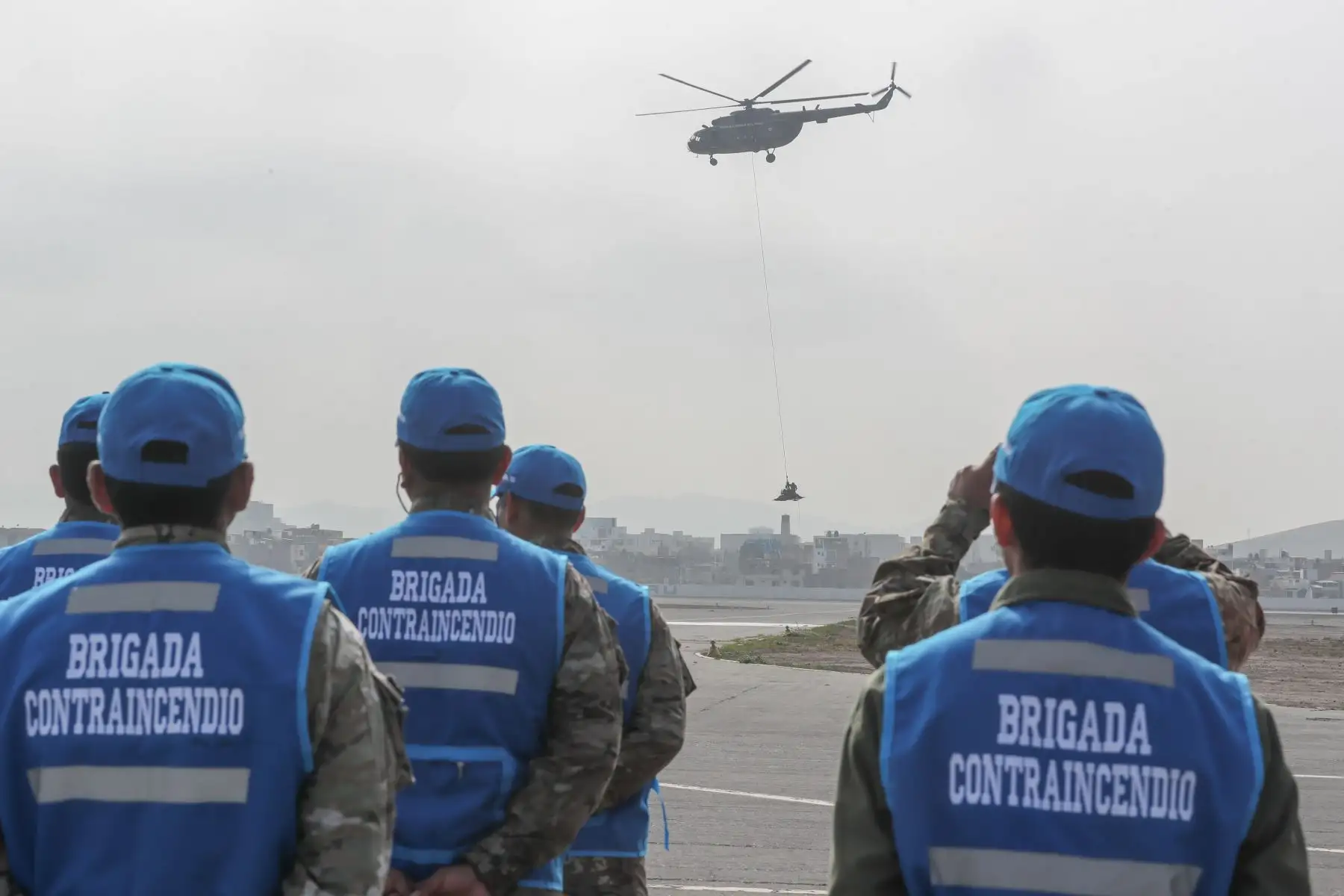 El ministro de Defensa, Walter Martos Ruíz, presenta los nuevos equipos de la Fuerza Aérea del Perú para combatir incendios forestales y para el rescate de personas. Foto: ANDINA/MINDEF