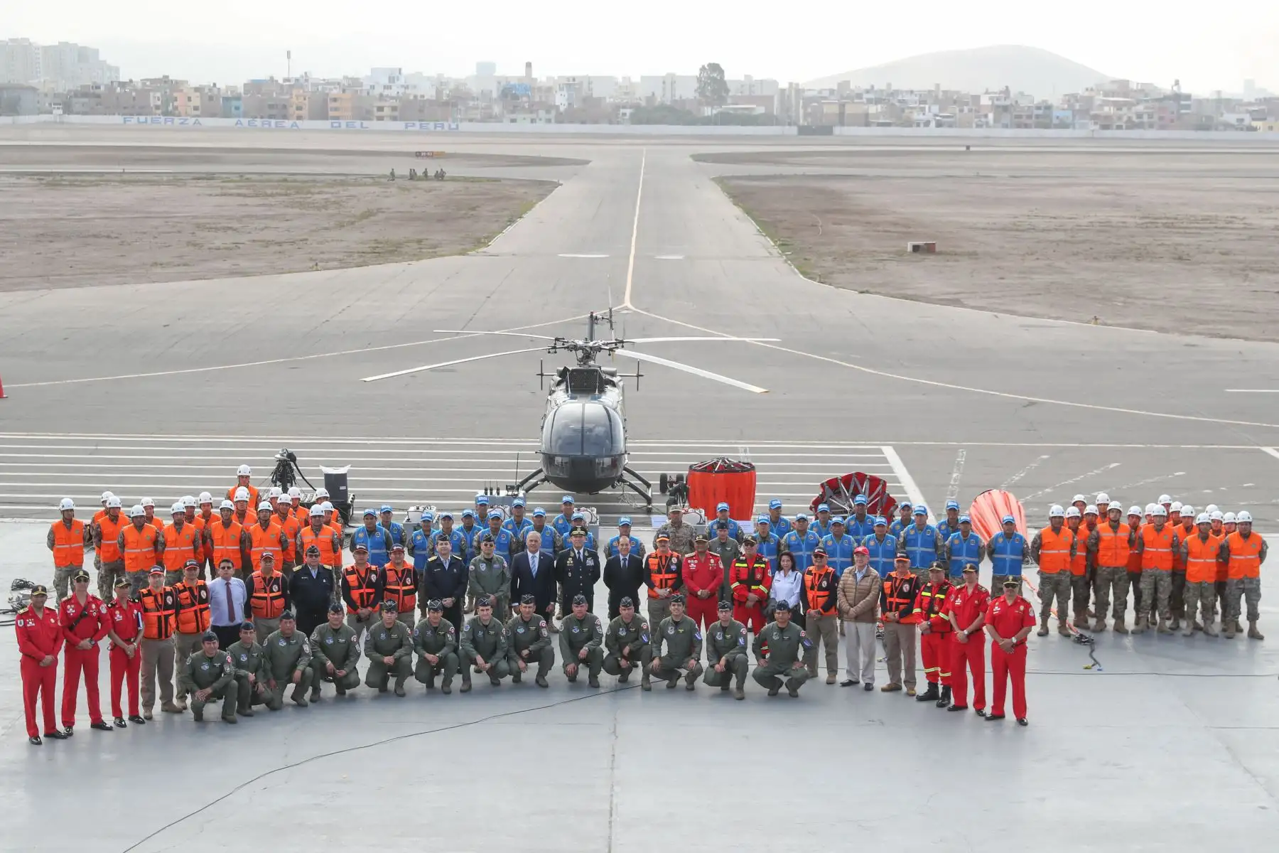 El ministro de Defensa, Walter Martos Ruíz, presenta los nuevos equipos de la Fuerza Aérea del Perú para combatir incendios forestales y para el rescate de personas. Foto: ANDINA/MINDEF