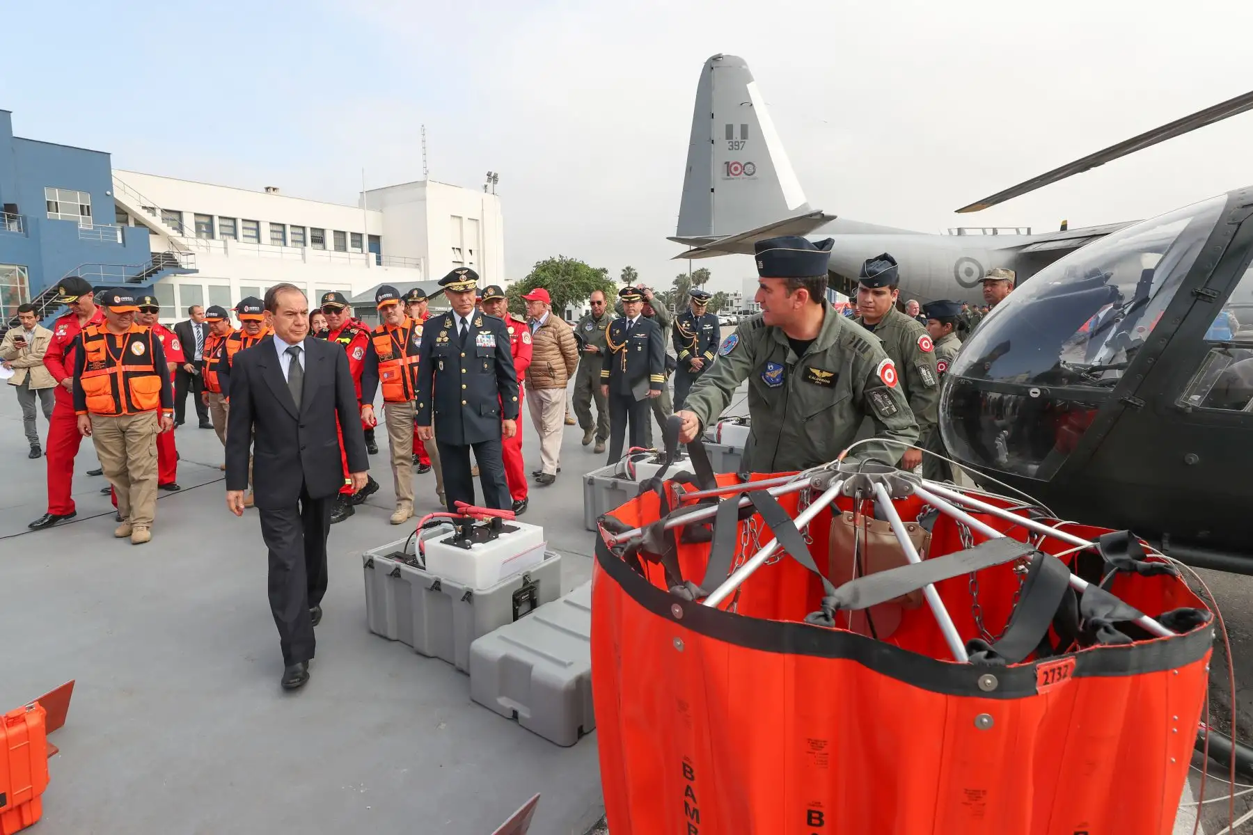 El ministro de Defensa, Walter Martos Ruíz, presenta los nuevos equipos de la Fuerza Aérea del Perú para combatir incendios forestales y para el rescate de personas. Foto: ANDINA/MINDEF