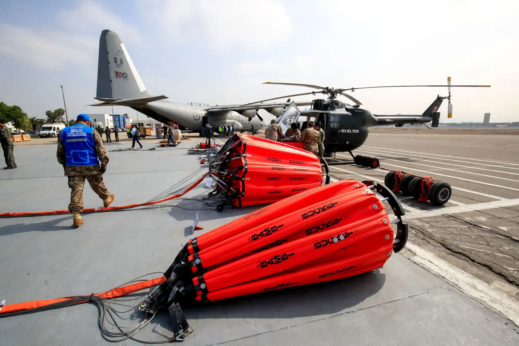 Presentación de nuevos equipos de la Fuerza Aérea del Perú para combatir incendios forestales y para el rescate de personas en la base Las Palmas.     


Foto: Andina/Juan Carlos Guzmán Negrini
