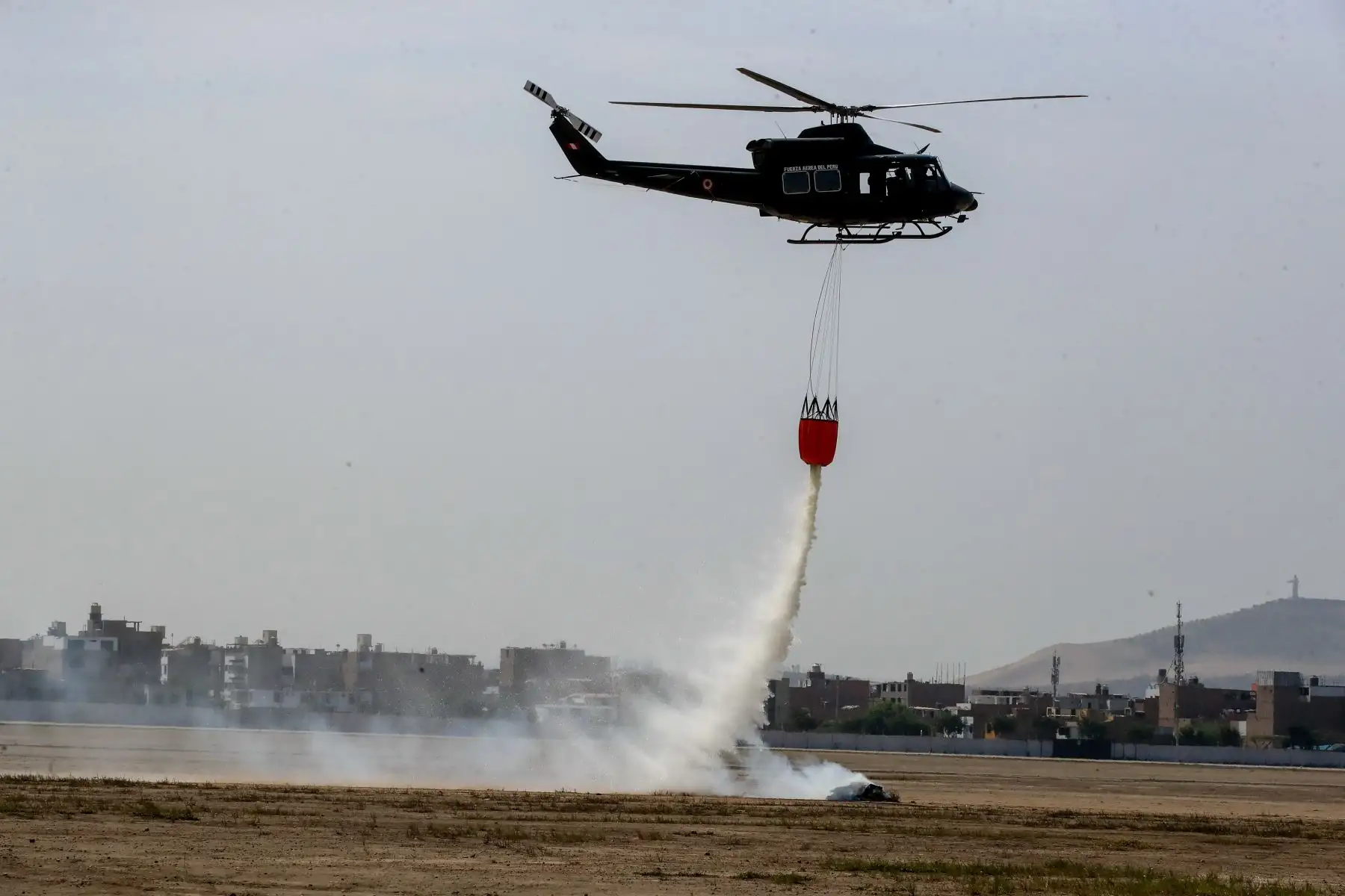 Presentación de nuevos equipos de la Fuerza Aérea del Perú para combatir incendios forestales y para el rescate de personas en la base Las Palmas.     


Foto: Andina/Juan Carlos Guzmán Negrini