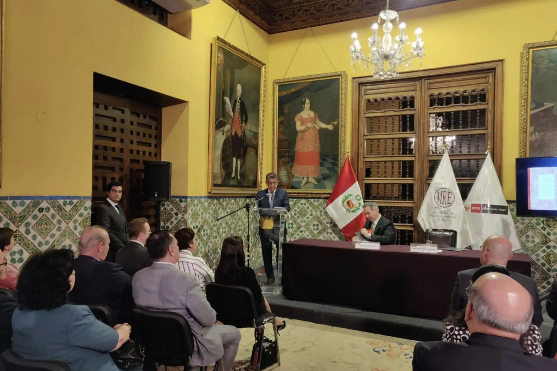 Canciller Gustavo Meza-Cuadra Velásquez y el ministro de Cultura, Francisco Petrozzi presiden ceremonia de entrega de bienes culturales repatriados desde Argentina, Bolivia, Brasil, Chile, Estados Unidos y Guatemala en el marco del plan de Política Cultural del Perú en el exterior.
Foto: Cancillería del Perú