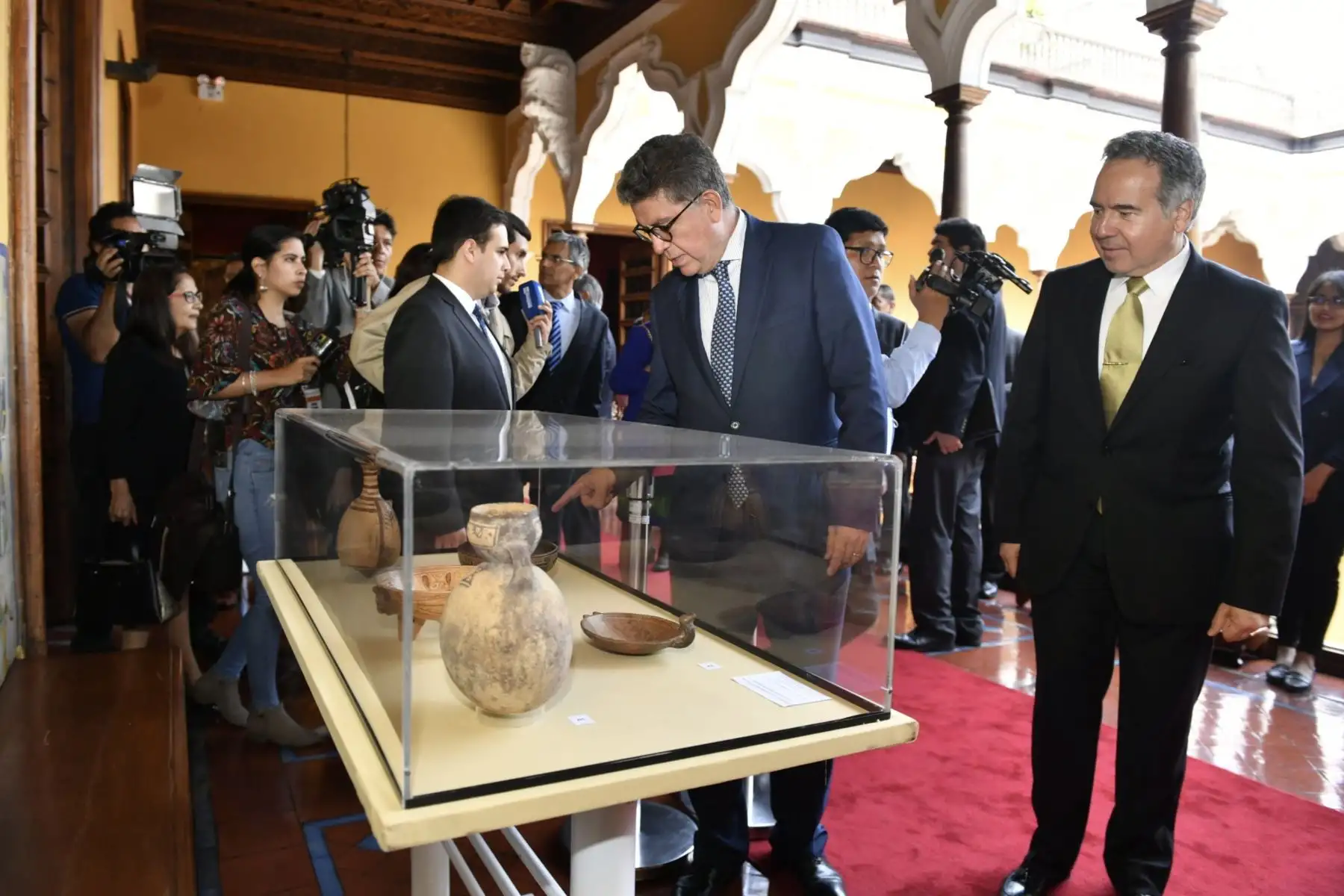 Canciller Gustavo Meza-Cuadra Velásquez y el ministro de Cultura, Francisco Petrozzi presiden ceremonia de entrega de bienes culturales repatriados desde Argentina, Bolivia, Brasil, Chile, Estados Unidos y Guatemala en el marco del plan de Política Cultural del Perú en el exterior.
Foto: Cancillería del Perú
