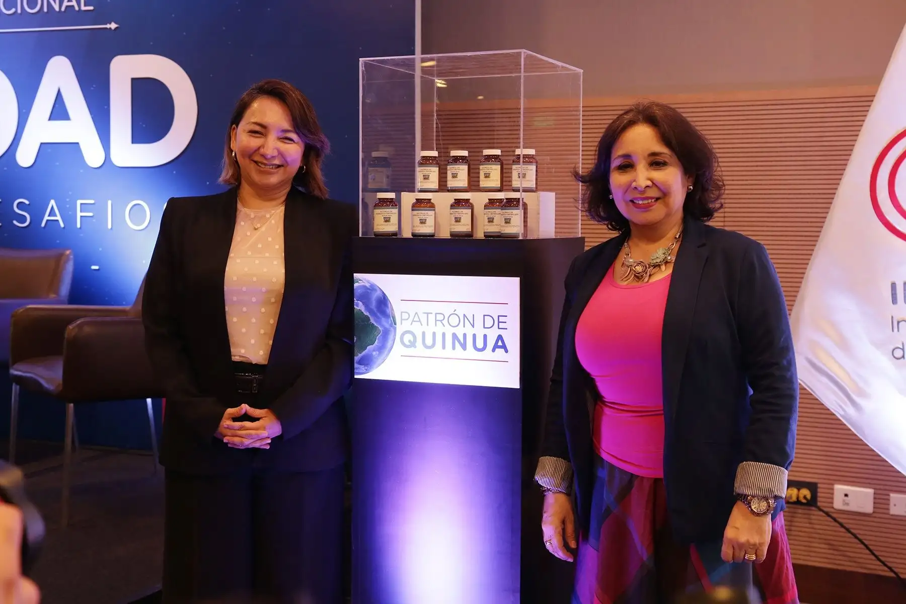Ministra de la Producción, Rocío Barrios, presidenta ejecutiva del Inacal, Clara Gálvez.