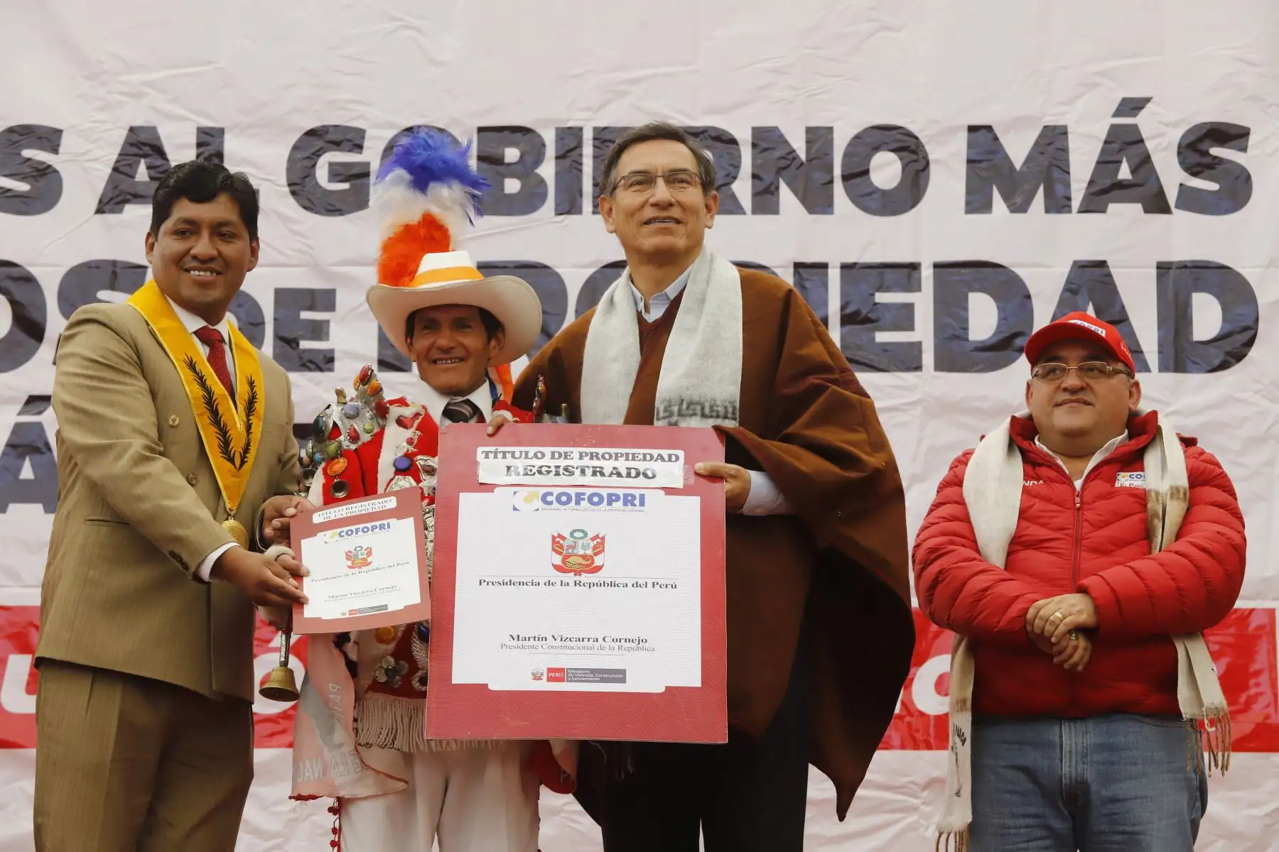 El presidente Vizcarra entrega más de 3 600 títulos de propiedad a las familias de Pasco, quienes ahora contarán con la seguridad jurídica de sus inmuebles.
Foto: ANDINA/Prensa Presidencia