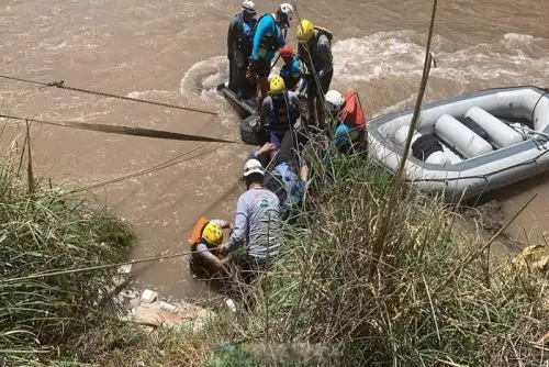 El accidente de tránsito ocurrió a la altura de la comunidad campesina de Mollebamba. La unidad vehicular se desplazaba a la ciudad de Cusco para cumplir una comisión de servicio y por causas que se desconocen cayó a la caudalosa cuenca. Foto: César Zapata