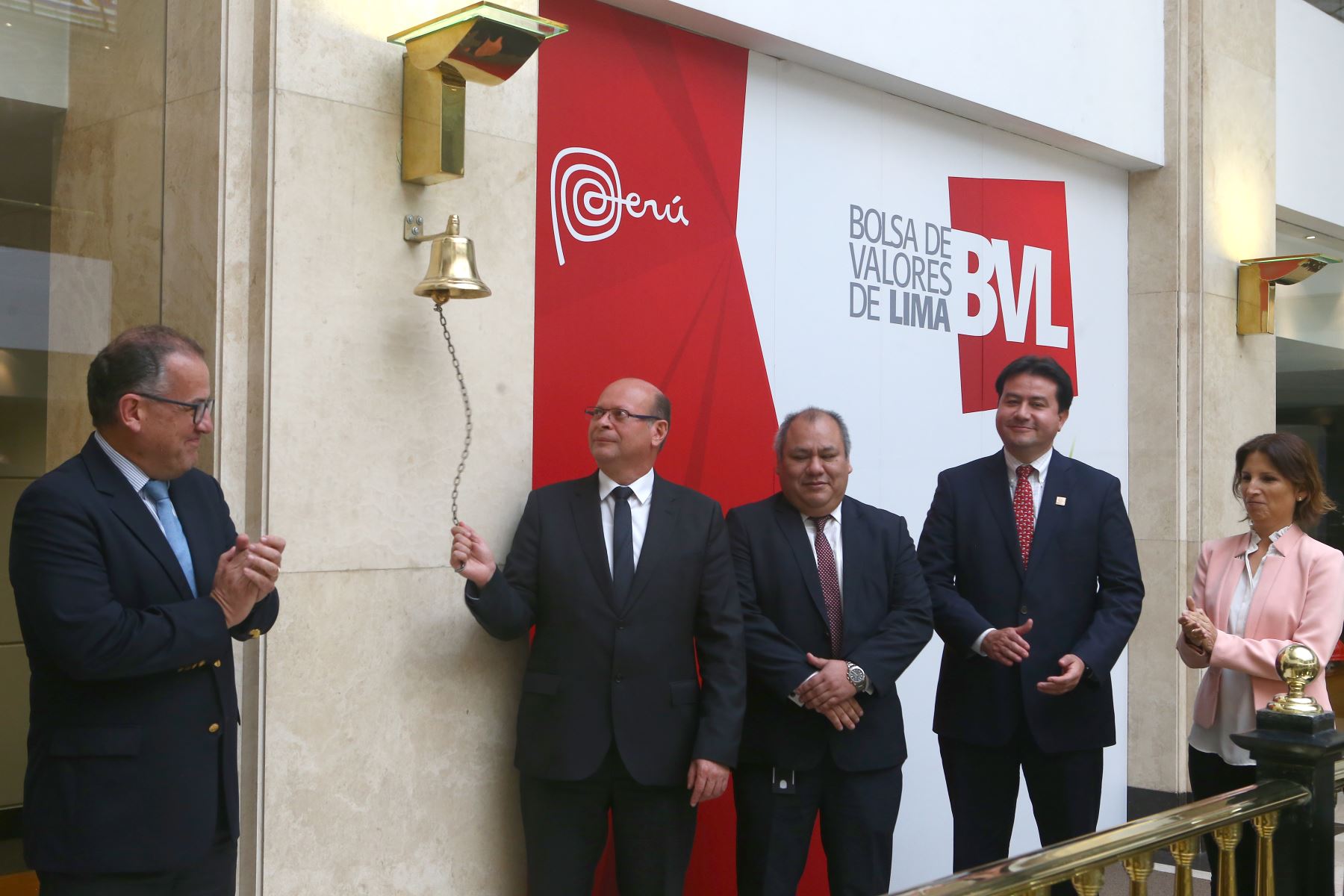 Presidente de Cofide, Carlos Linares, realiza el tradicional campanazo en BVL por emisión de primer bono sostenible.  ANDINA/Héctor Vinces