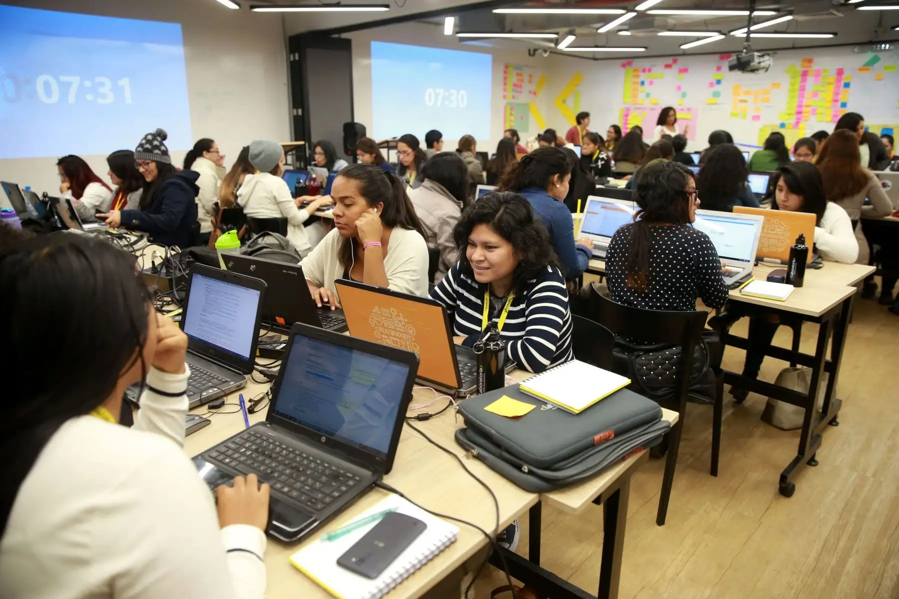 Más mujeres aprenden sobre ciberseguridad e Internet de las cosas