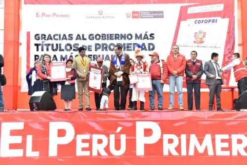 Como parte de la campaña masiva "Sin corrupción, más titulación", 3,699 familias pasqueñas fueron beneficiadas con su título de propiedad.