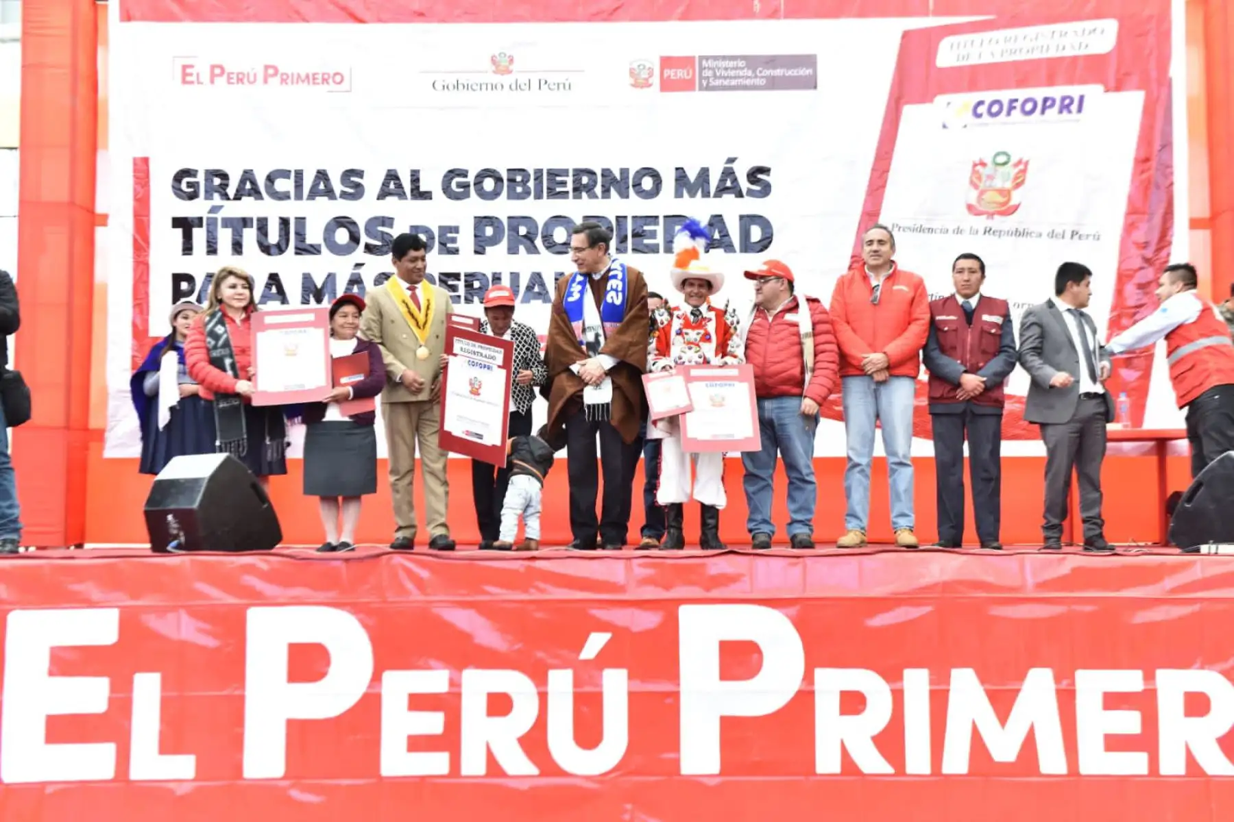 Como parte de la campaña masiva "Sin corrupción, más titulación", 3,699 familias pasqueñas fueron beneficiadas con su título de propiedad.