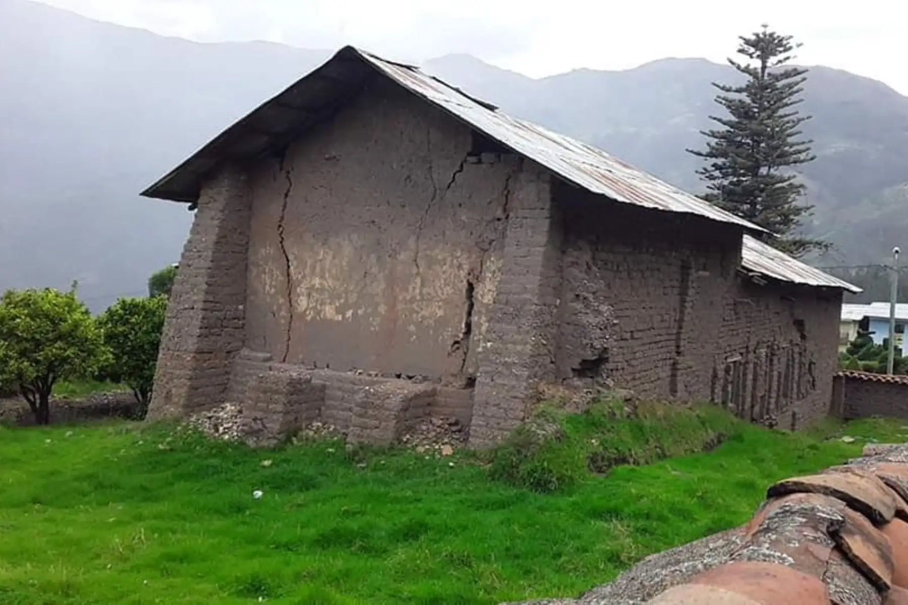 Las paredes y los pisos de las viviendas, así como el suelo del centro poblado Cajas, en la región Áncash, presentan grietas.