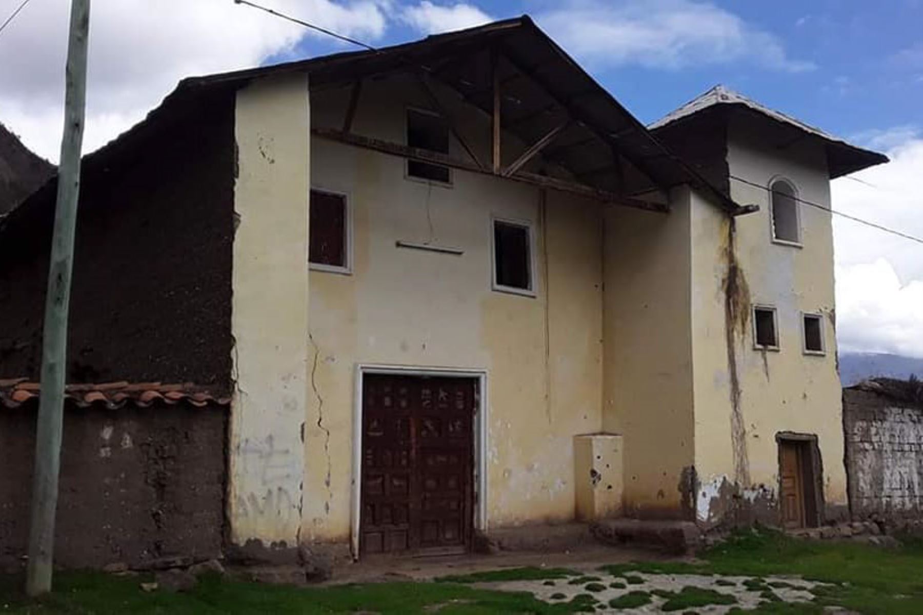Las paredes y los pisos de las viviendas, así como el suelo del centro poblado Cajas, en la región Áncash, presentan grietas.