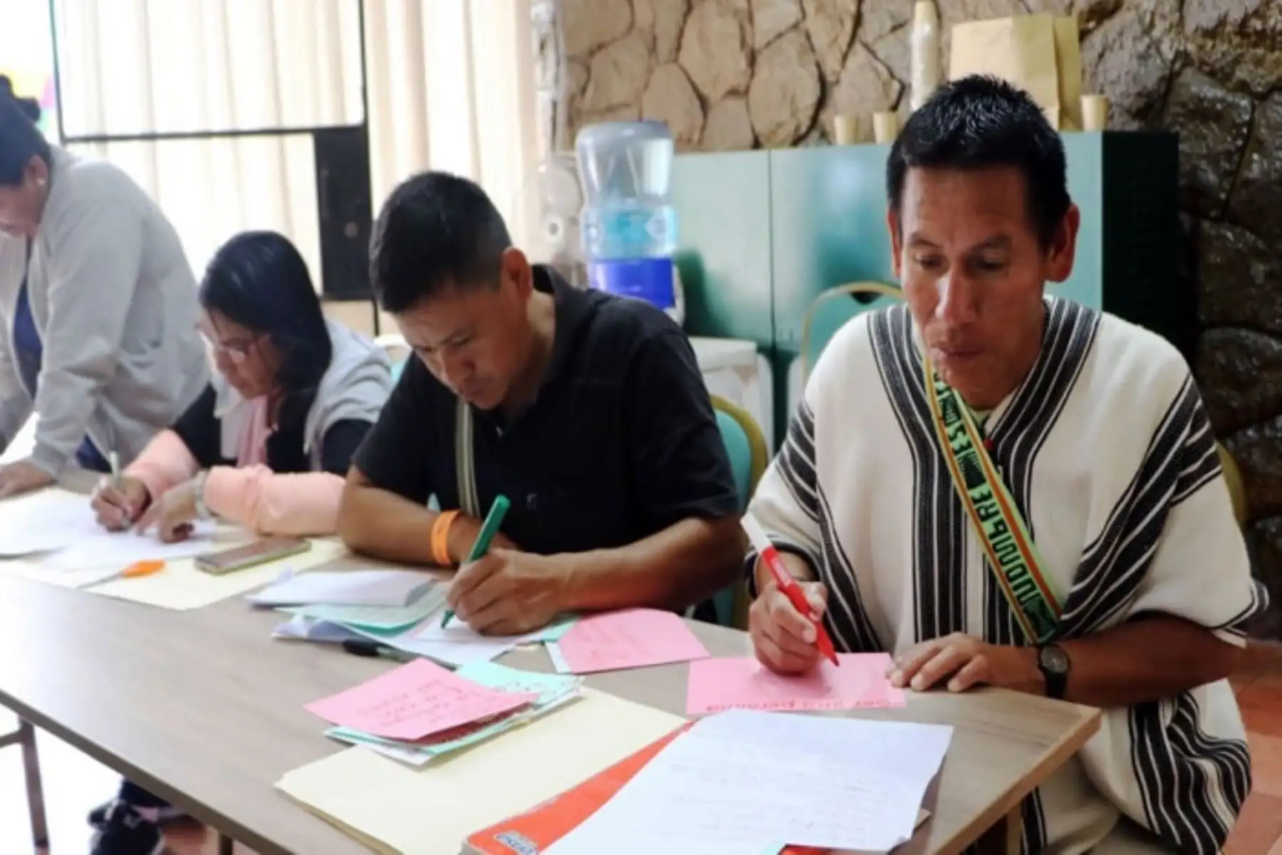 Docentes hablantes de otras cinco lenguas originarias alistan los cuadernos escolares, que serán distribuido en el 2021.