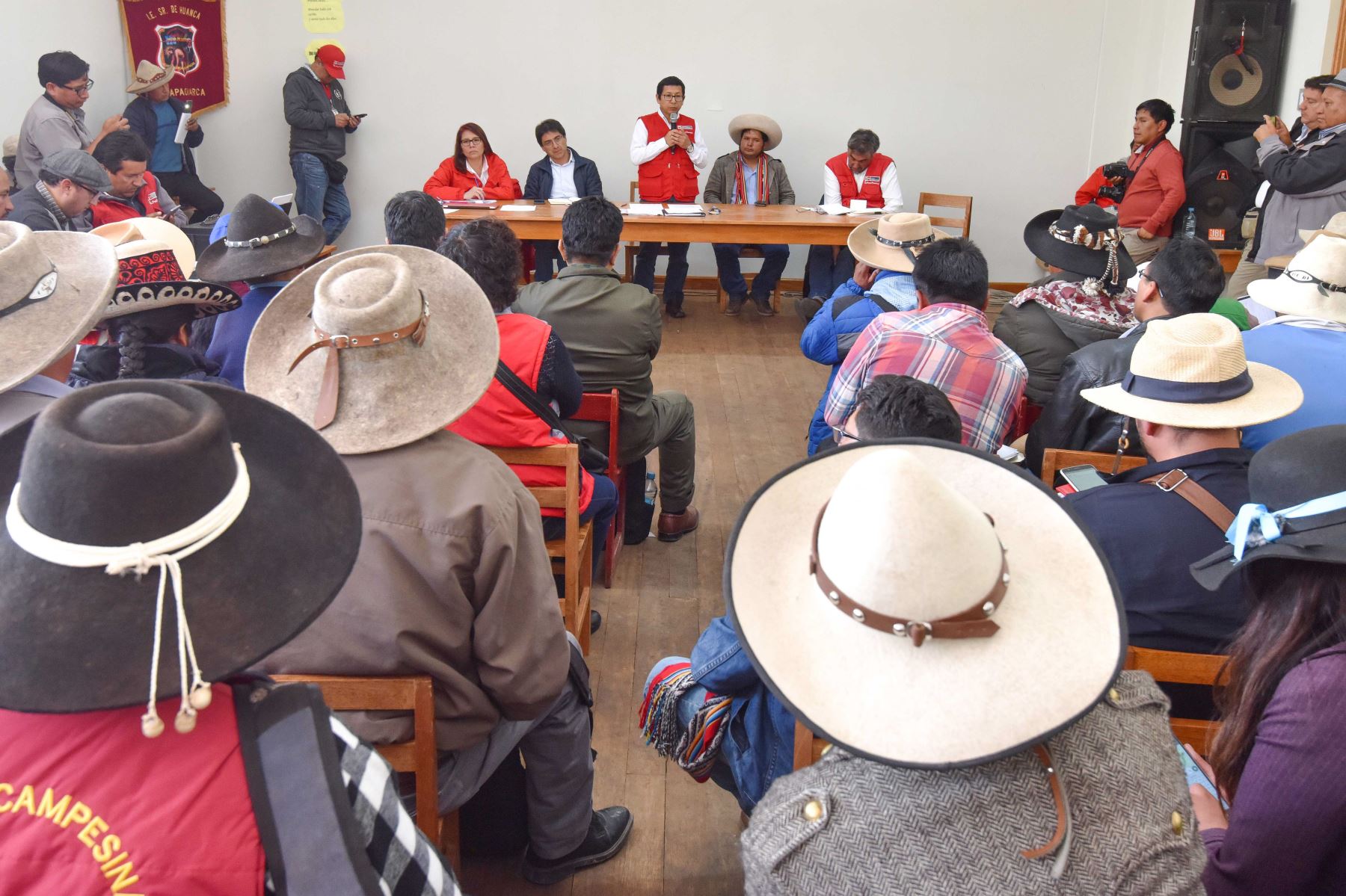 El titular del MTC, Edmer Trujillo, dialogó con las comunidades de Chumbivilcas (Cusco) en torno a sus demandas por el uso del corredor vial sur.