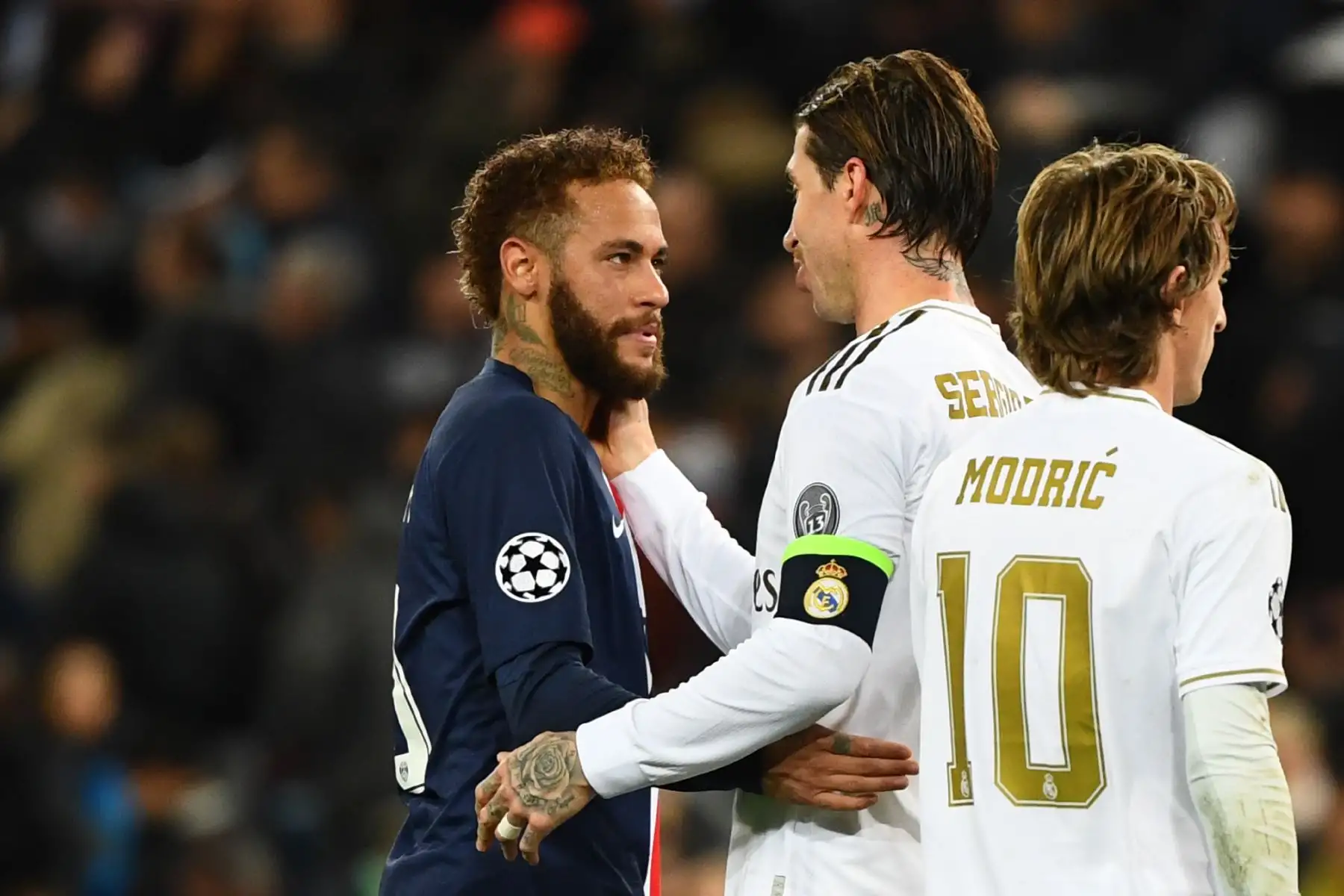 El delantero brasileño del Paris Saint-Germain, Neymar, y el defensa español del Real Madrid, Sergio Ramos, se enfrentan al final del partido de fútbol del grupo A de la UEFA Champions League .
Foto: AFP