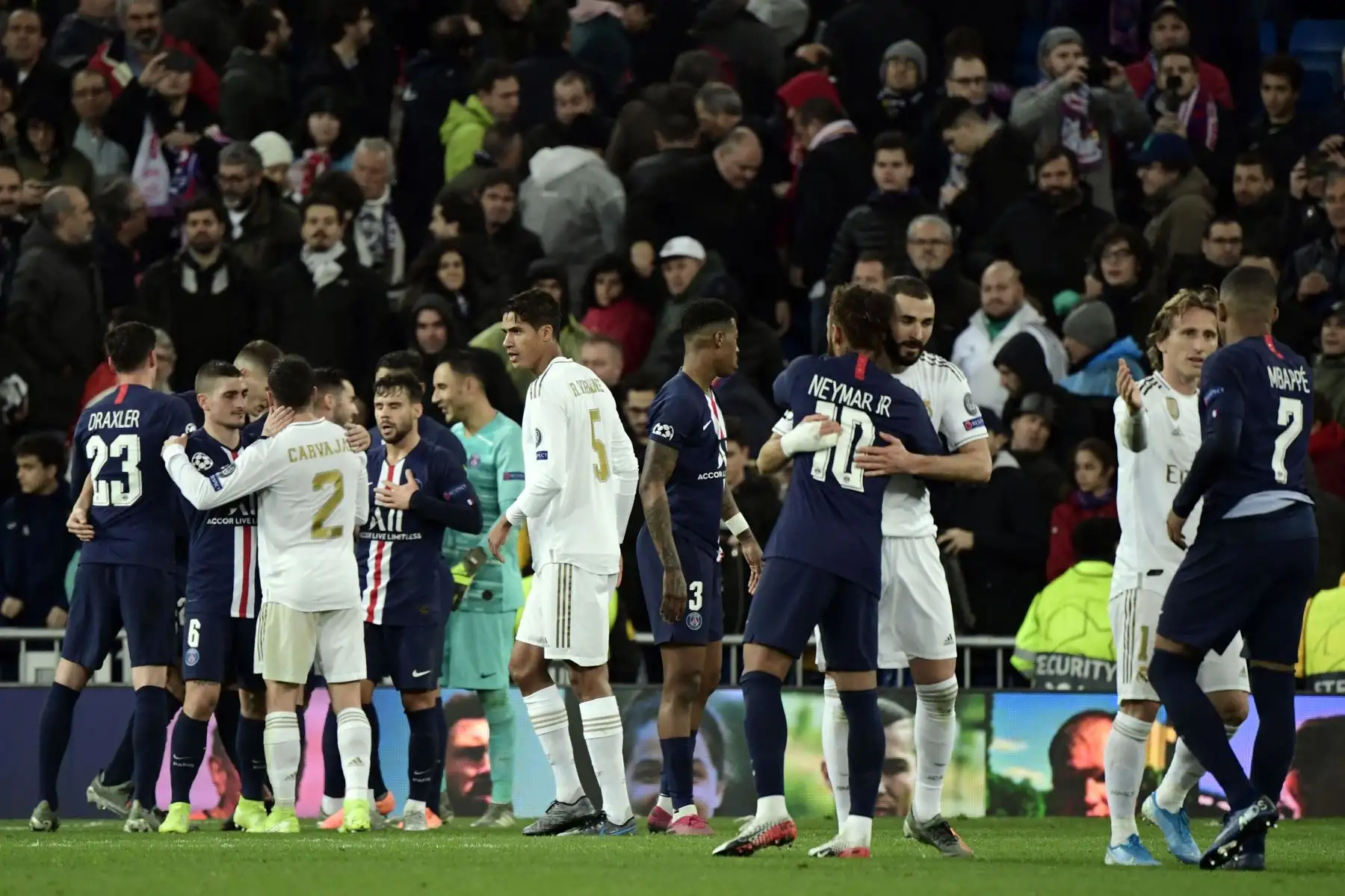Los jugadores del Real Madrid y el PSG se saludan al final del partido de fútbol del grupo A de la UEFA Champions League.
Foto: AFP
