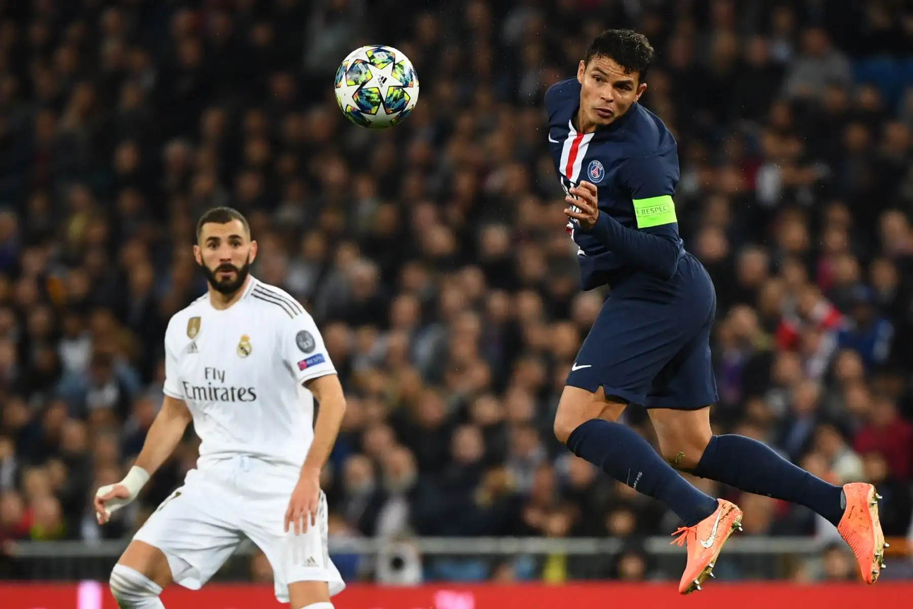 El defensa brasileño del Paris Saint-Germain Thiago Silva  salta por el balón junto al delantero francés del Real Madrid Karim Benzema durante el partido de fútbol del grupo A de la UEFA Champions League Real Madrid contra el Paris Saint-Germain FC.
Foto: AFP
