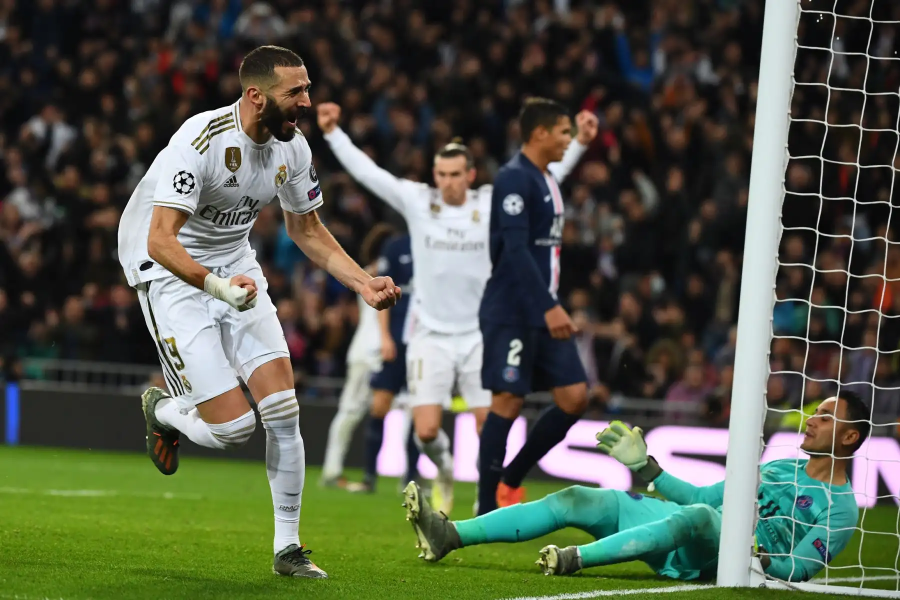 El delantero francés del Real Madrid Karim Benzema celebra tras anotar durante el partido de fútbol del Grupo A de la UEFA Champions League Real Madrid contra el Paris Saint-Germain.
Foto: AFP