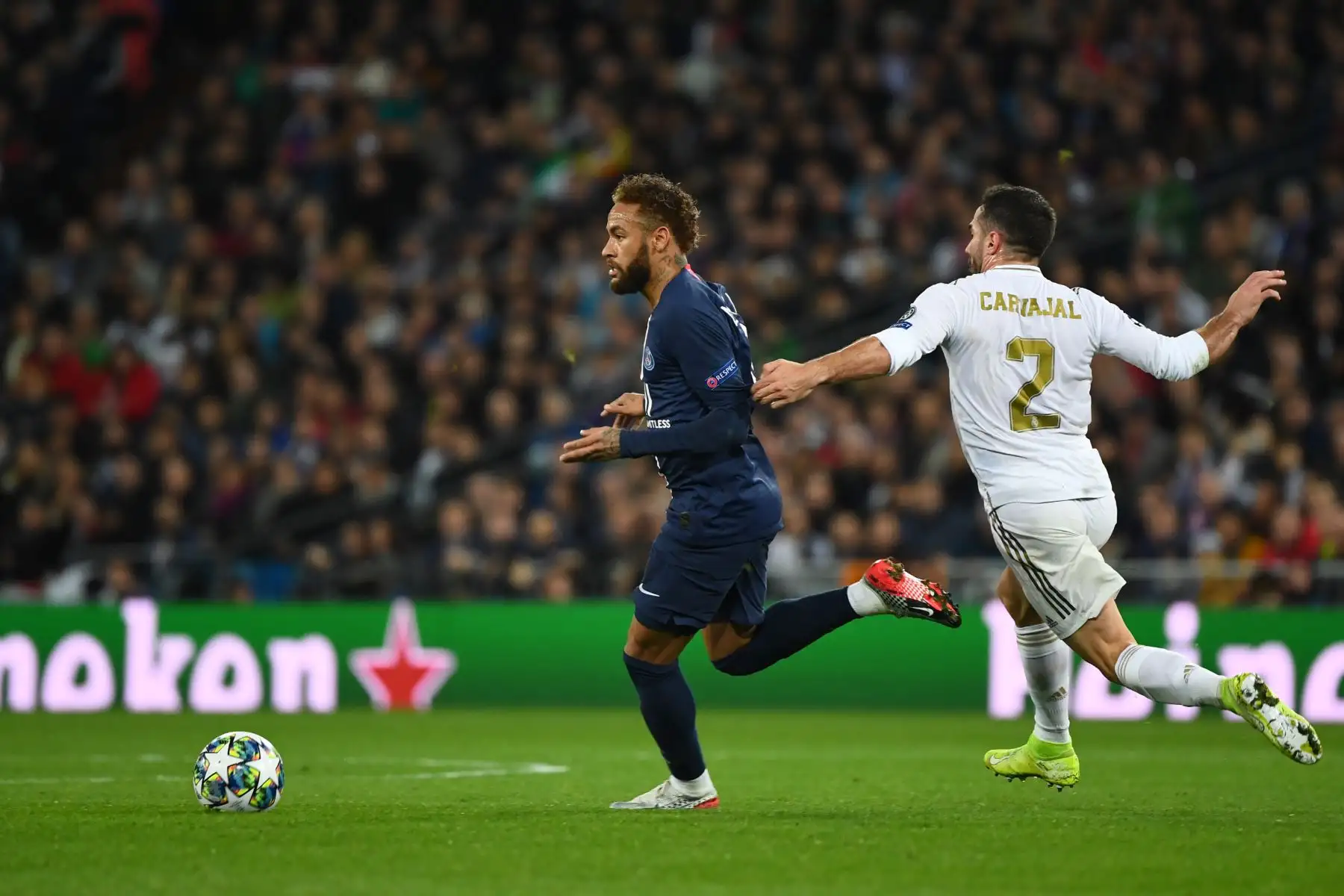 El defensor español del Real Madrid Dani Carvajal  desafía al delantero brasileño de Paris Saint-Germain Neymar durante el partido de fútbol del Grupo A de la UEFA Champions League Real Madrid contra el Paris Saint-Germain FC.
Foto: AFP