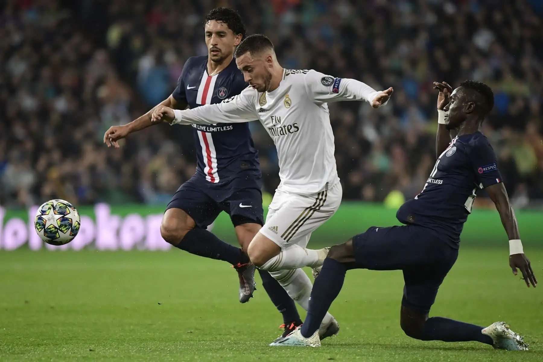 El delantero belga del Real Madrid Eden Hazard  compite con la defensa brasileño del Paris Saint-Germain Marquinhos  y el mediocampista senegalés del Paris Saint-Germain Idrissa Gueye durante el partido de fútbol del grupo A de la Liga de Campeones de la UEFA contra el Paris Saint-Germain FC.
Foto: AFP