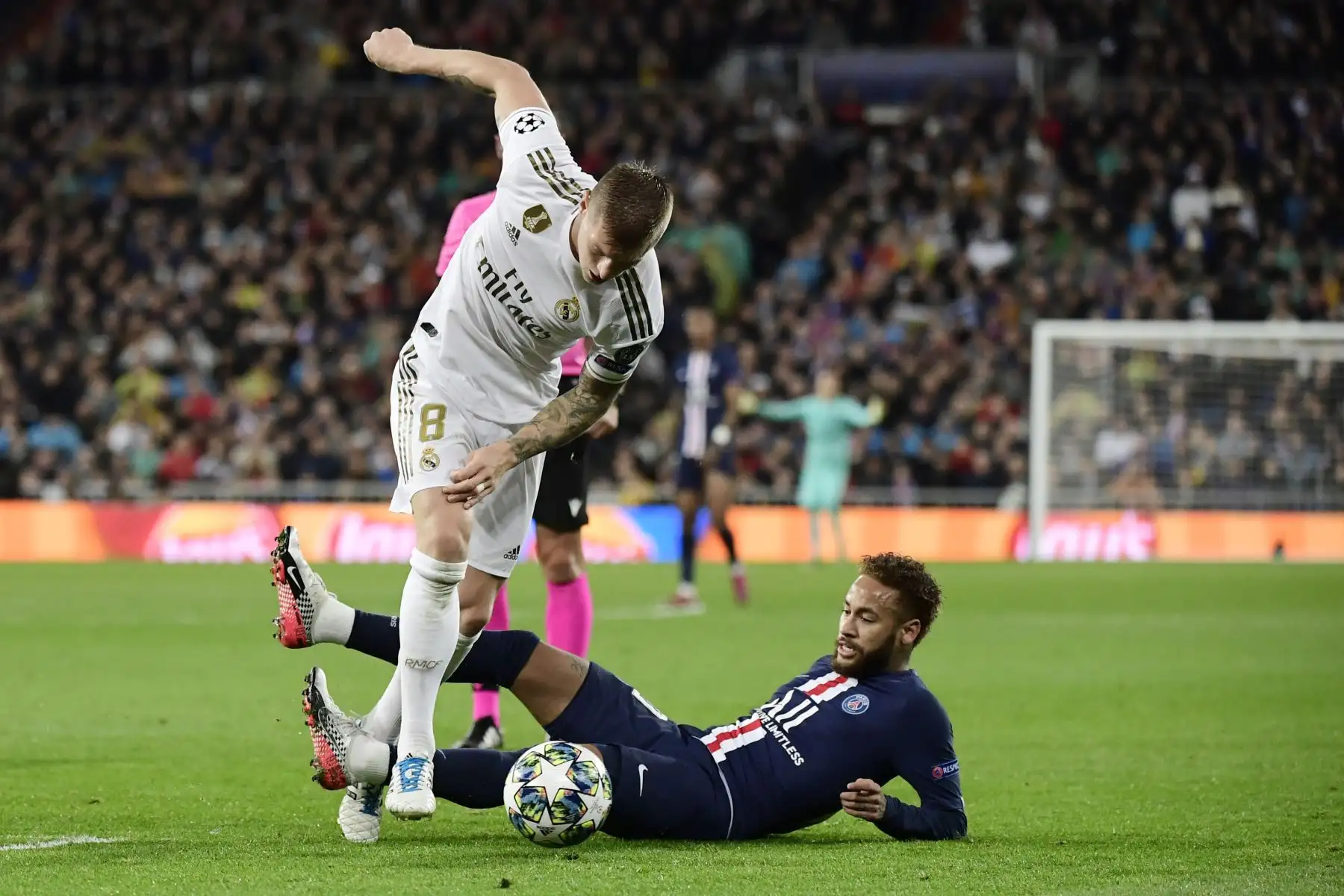 El mediocampista alemán del Real Madrid, Toni Kroos  compite con el delantero brasileño del Paris Saint-Germain Neymar durante el partido de fútbol del Grupo A de la UEFA Champions League contra el Paris Saint-Germain FC.
Foto: AFP
