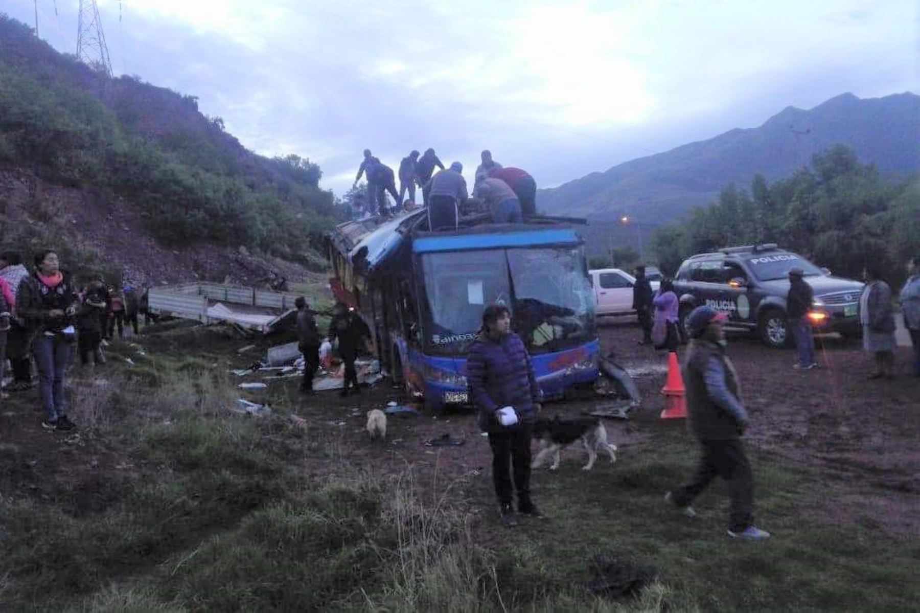 Siete muertos y varios heridos deja accidente vehicular en Cusco.