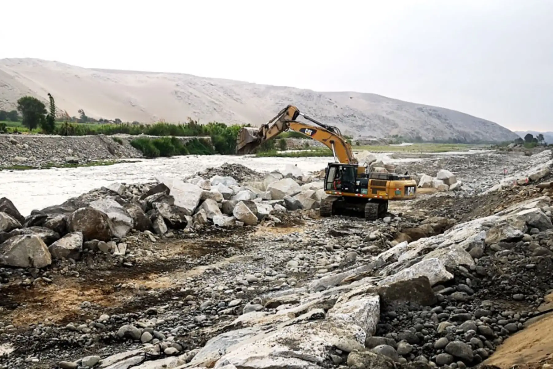 Avanzan los trabajos de descolmatación y enrocado del río Huaura en distrito de Sayán, región Lima. ANDINA/Difusión
