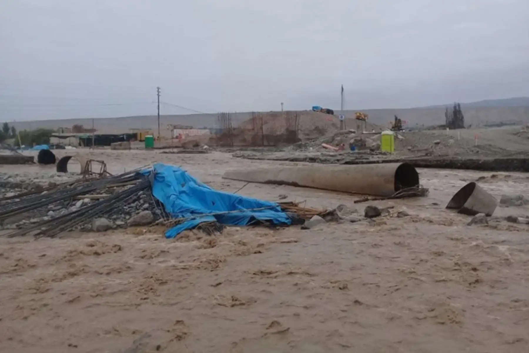 El aumento del caudal del río Tambo ocasionó daños en la base del puente Freyre, el cual estaba en proceso de reparación debido a los daños ocasionados en la última temporada de lluvias.