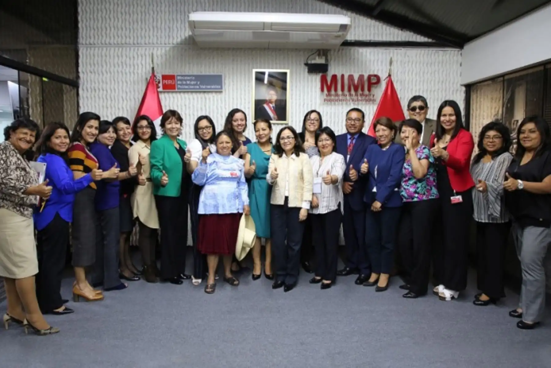 El Comité Intergubernamental lo conforman el Ministerio de la Mujer y Poblaciones Vulnerables, la Asamblea Nacional de los Gobiernos Regionales (ANGR), Red de Municipalidades Urbanas y Rurales del Perú (Remurpe), Asociación de Municipalidades del Perú (AMPE) y la Red Nacional de Mujeres Autoridades Locales y Regionales del Perú (Renama).