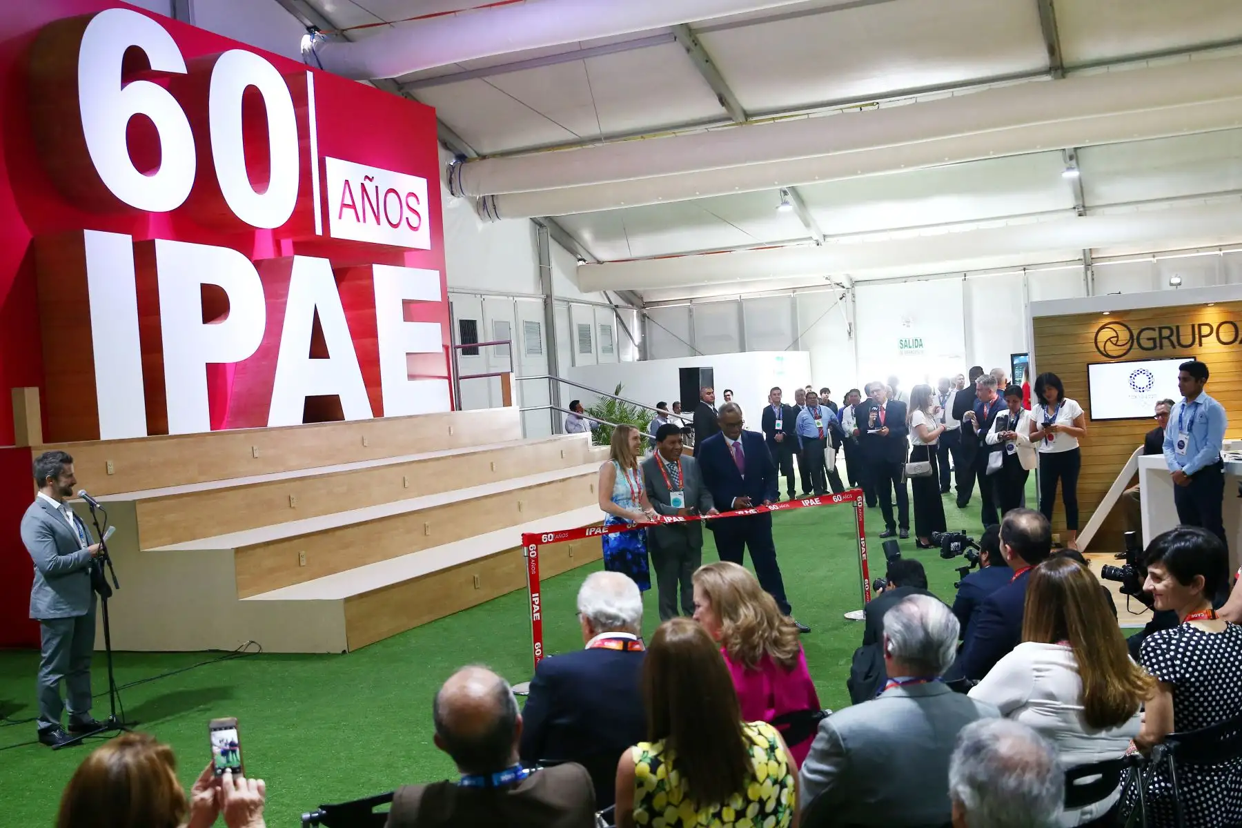Elena Coterno, presidenta de IPAE, Luis Estrada, Presidente de CADE Ejecutivos 2019 y Javier Gallegos , gobernador de Ica durante el corte de cinta que da inicio  al  CADE 2019 en Paracas. Foto: ANDINA/Melina Mejía
