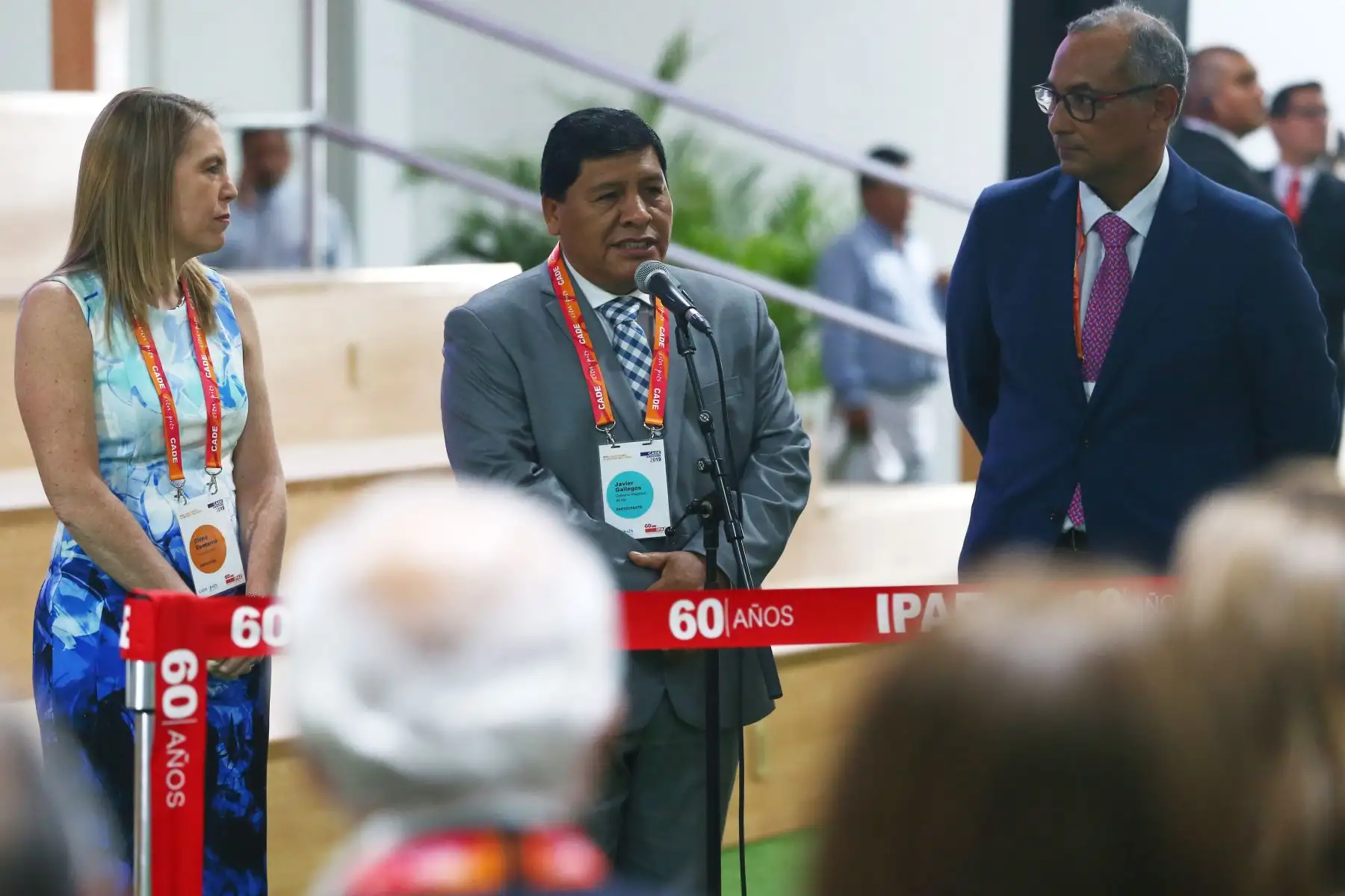 Elena Coterno, presidenta de IPAE, Luis Estrada, Presidente de CADE Ejecutivos 2019 y Javier Gallegos , gobernador de Ica durante el corte de cinta que da inicio  al  CADE 2019 en Paracas. Foto: ANDINA/Melina Mejía